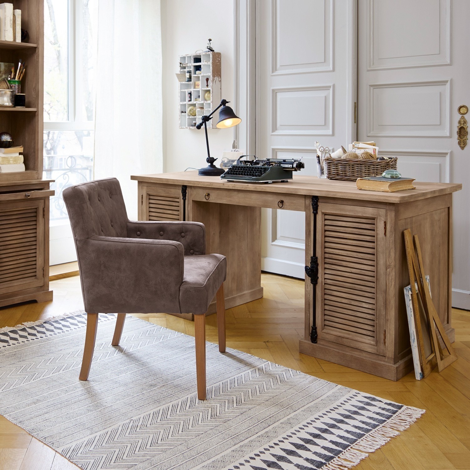 Schreibtisch Woodmore Holzschreibtisch mit Schubladen und braunem Polsterstuhl auf hellem Teppich in hellem Raum