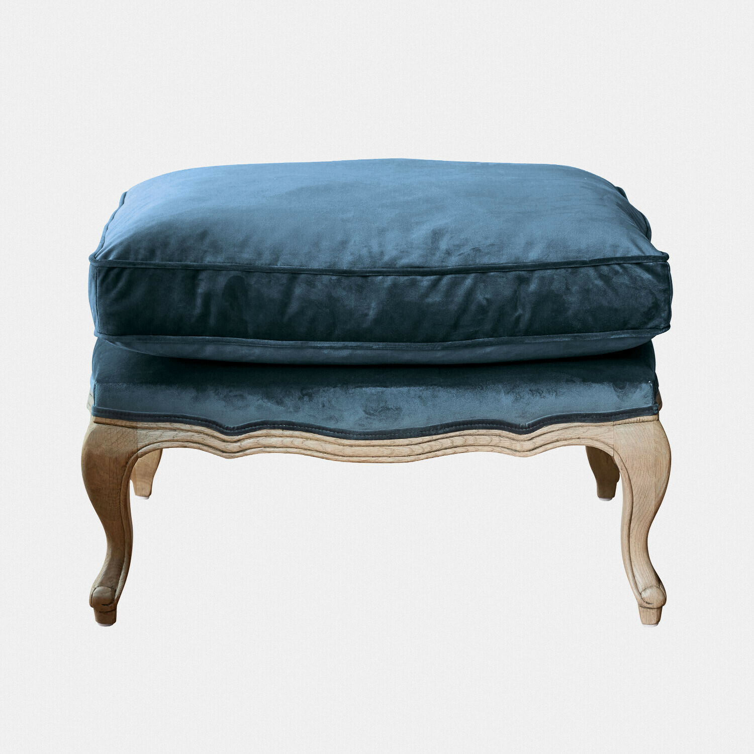 Hocker Corlay mit blauem Samtkissen und braunen Holzbeinen im eleganten Vintage-Stil