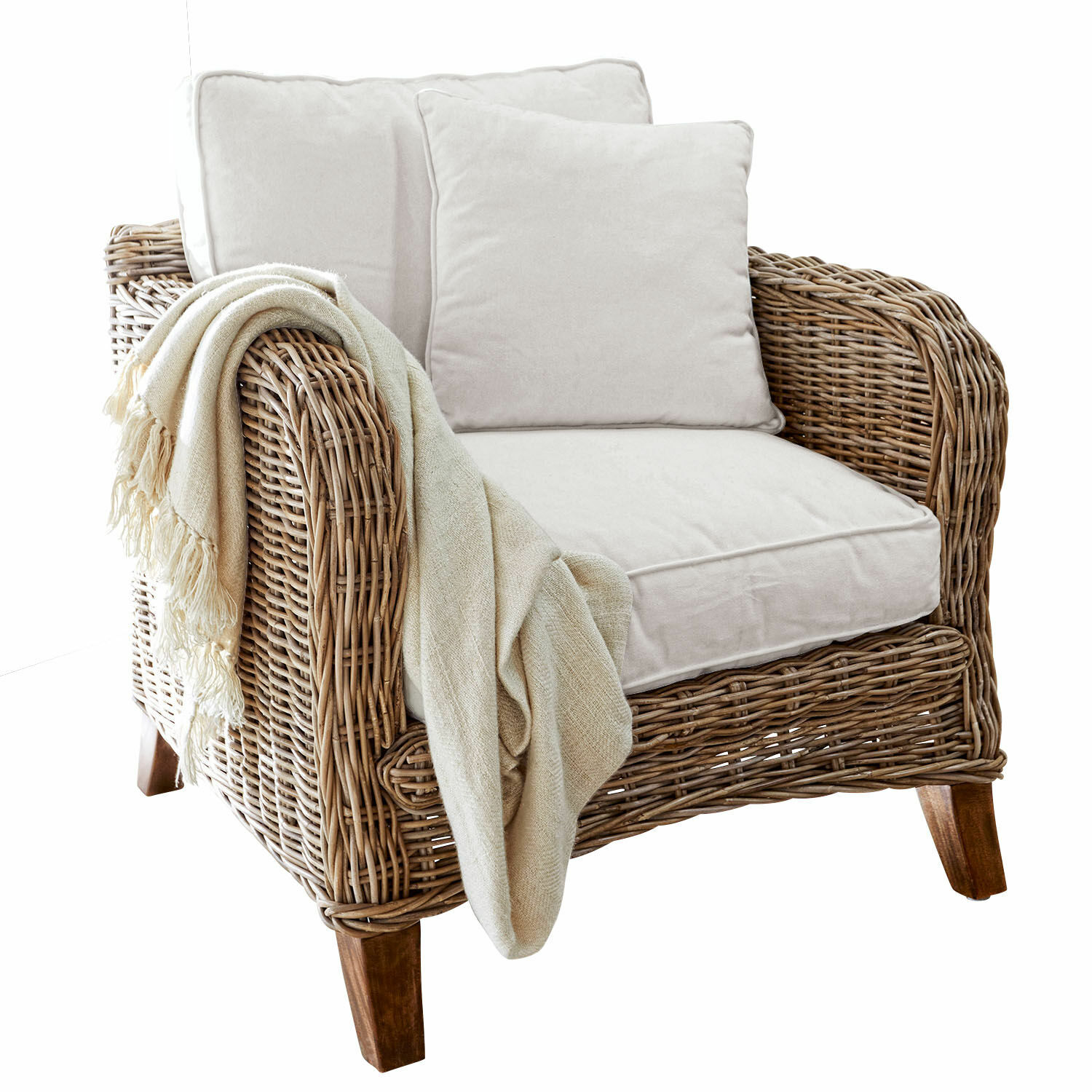 Sessel Colroy Rattansessel mit cremefarbenen Kissen und beigem Plaid, natürlicher Look und Material
