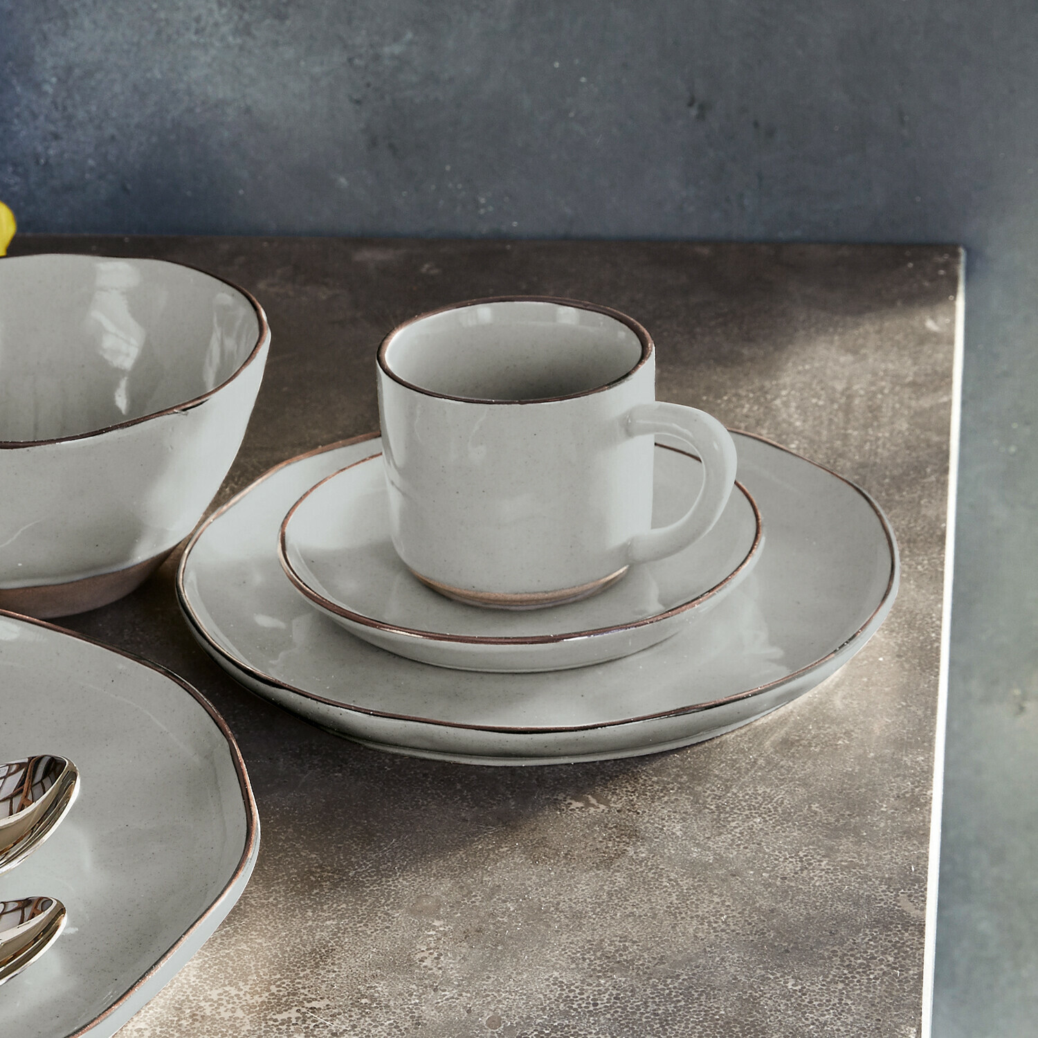 Tasse mit Untertasse 6er Set Biarré Hellgraues Keramik-Geschirrset mit braunem Rand, passend für Kaffee und Essen