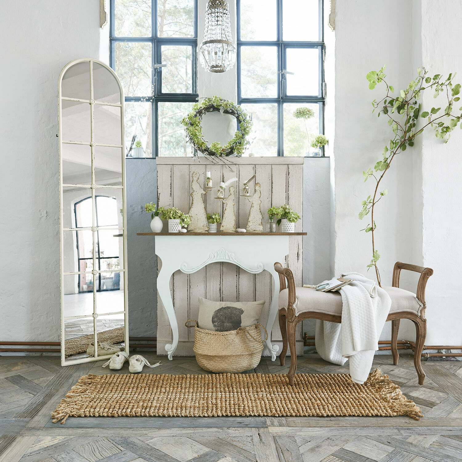 Gemütliches Interieur mit weißer Konsole, Holzbank und natürlichem Jute-Teppich im Vintage-Stil