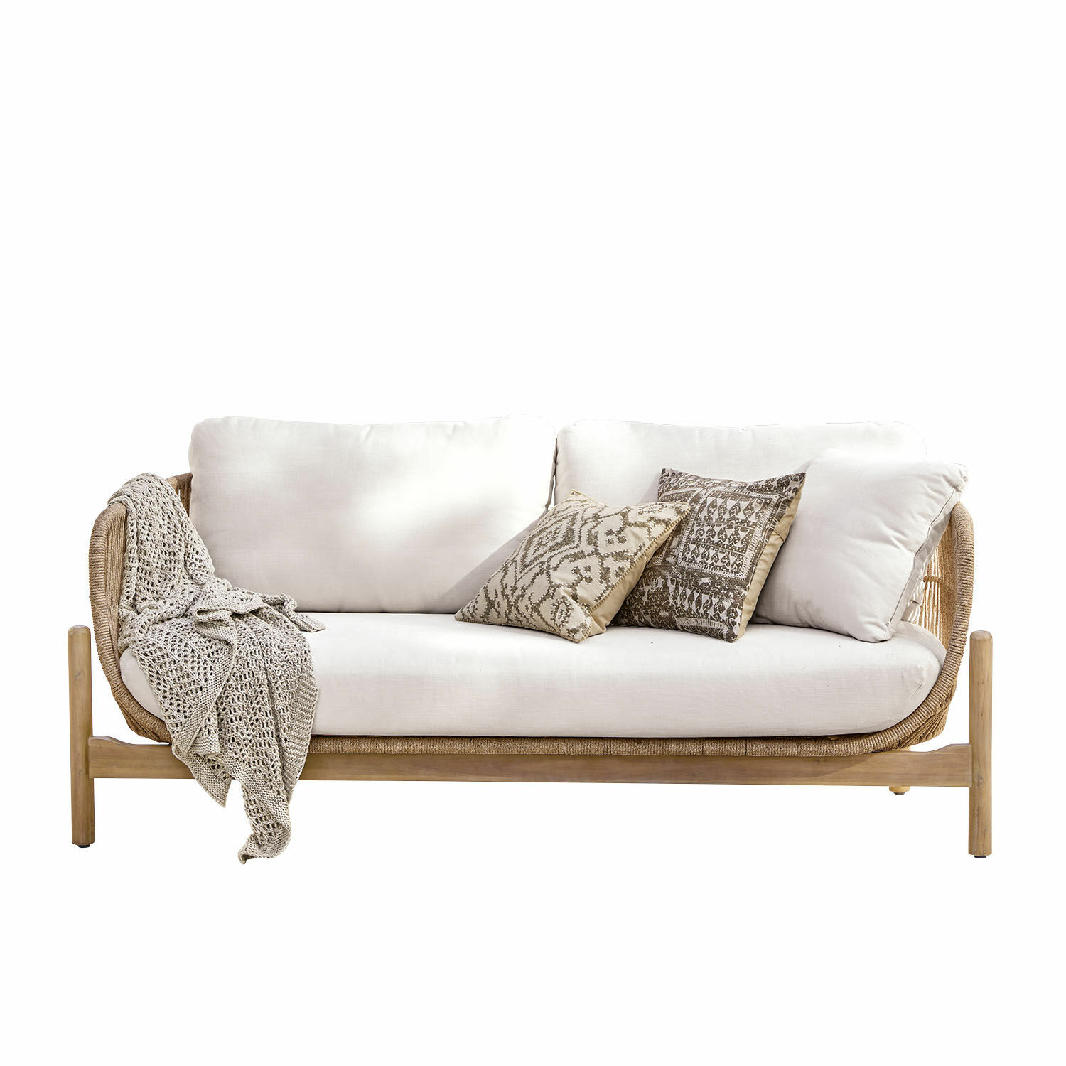 Sofa FSC®-100% Belvidere Sofa mit hellbeigem Bezug und Holzrahmen, dekoriert mit gestrickter Decke und gemusterten Kissen