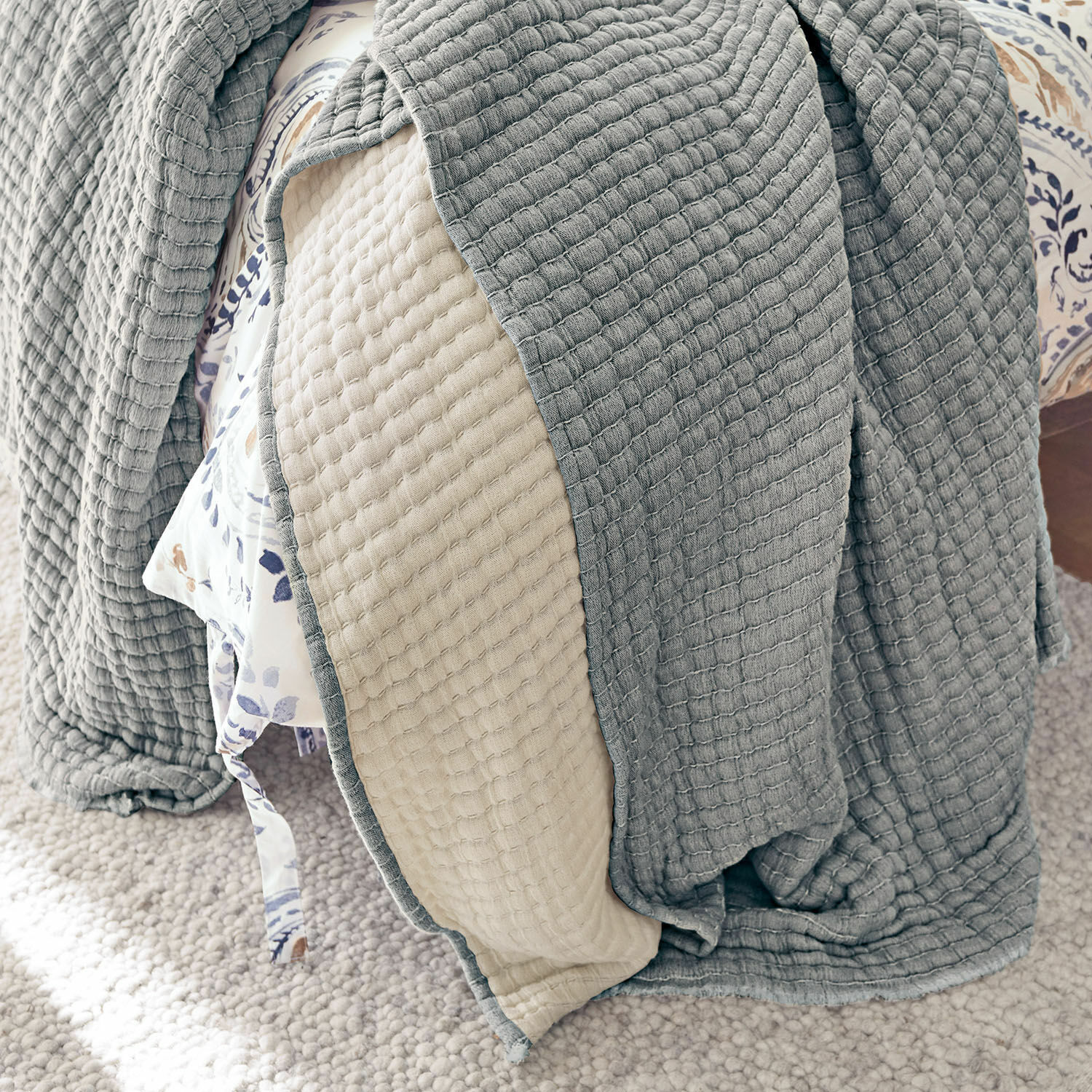 Wendbare gesteppte Tagesdecke in Grau und Beige auf Bett, weicher dekorativer Stoff