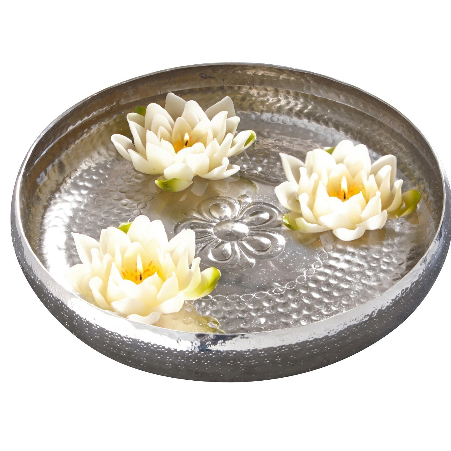 Runde Metallschale mit Hammerschlagmuster und drei weißen schwimmenden Lotusblumen als Dekoration