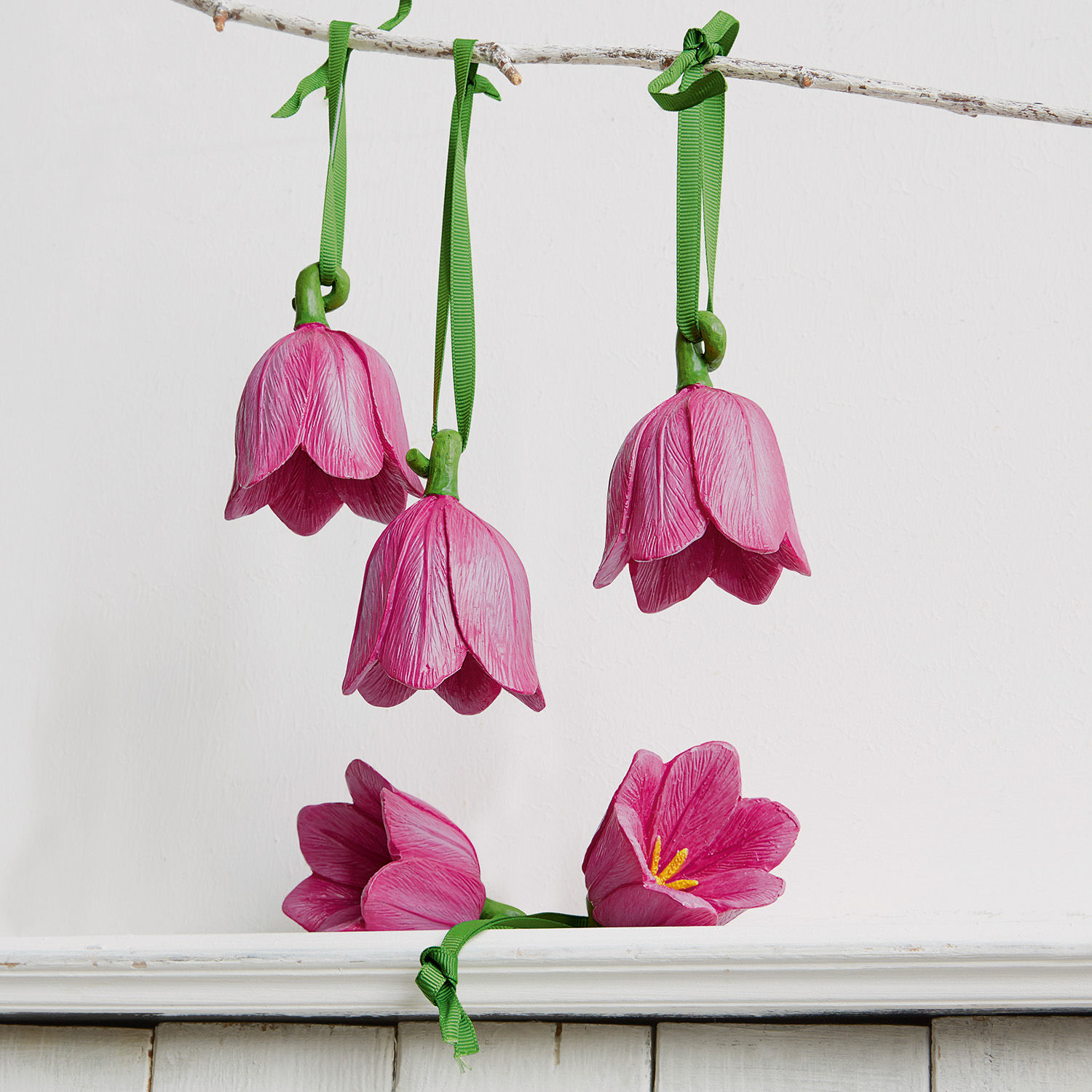 Dekorative rosa Kunststoffblumen mit grünen Bändern zum Aufhängen, Wohnaccessoire
