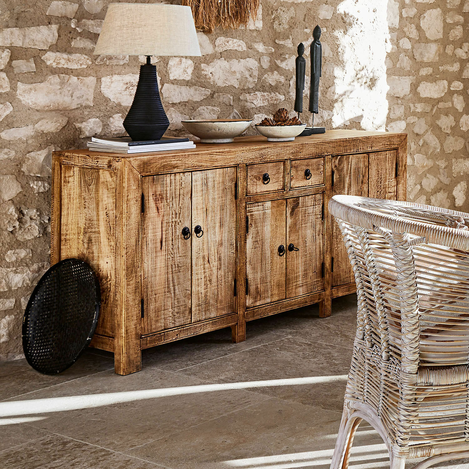 Rustikales Sideboard aus Holz in Naturtönen mit Lampe und Dekoration im Wohnraum