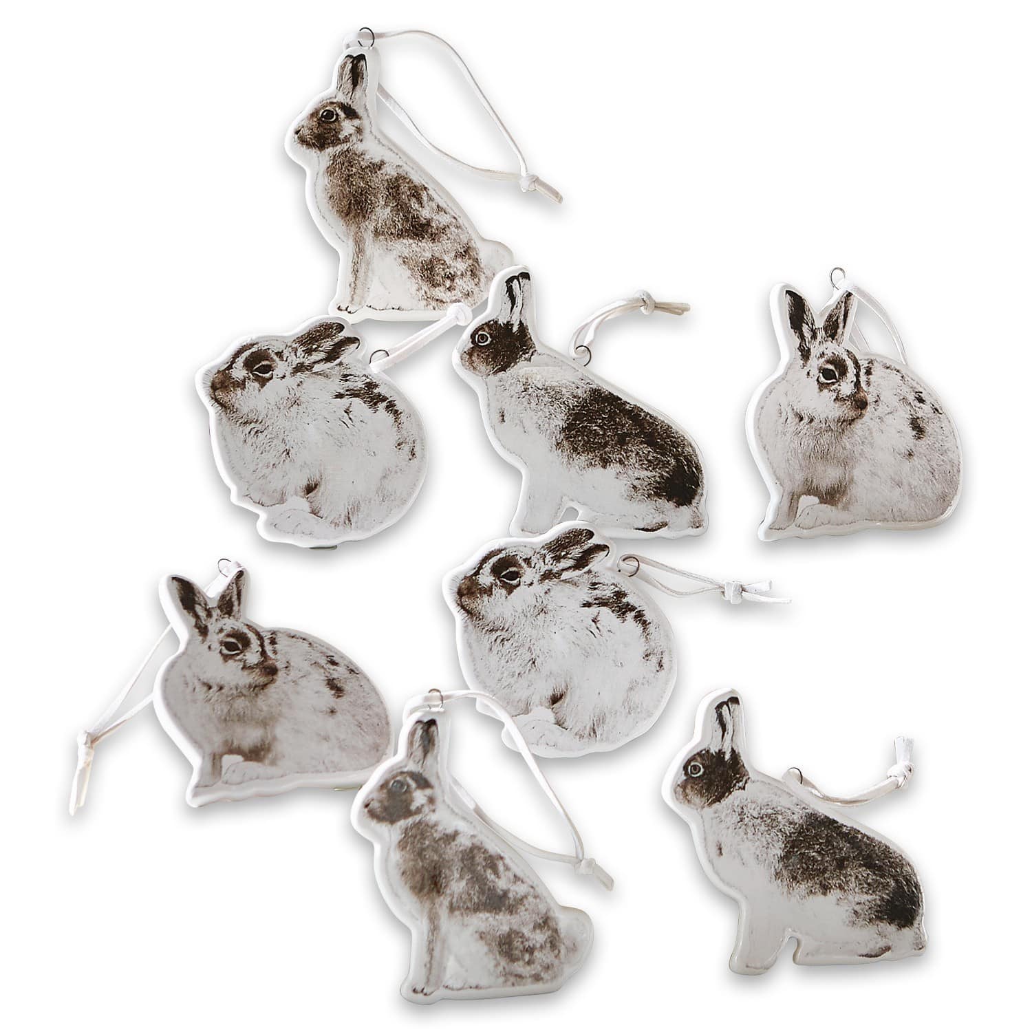 Set aus weißen und grauen Hasenanhängern als dekorative Oster- oder Frühlingsdeko