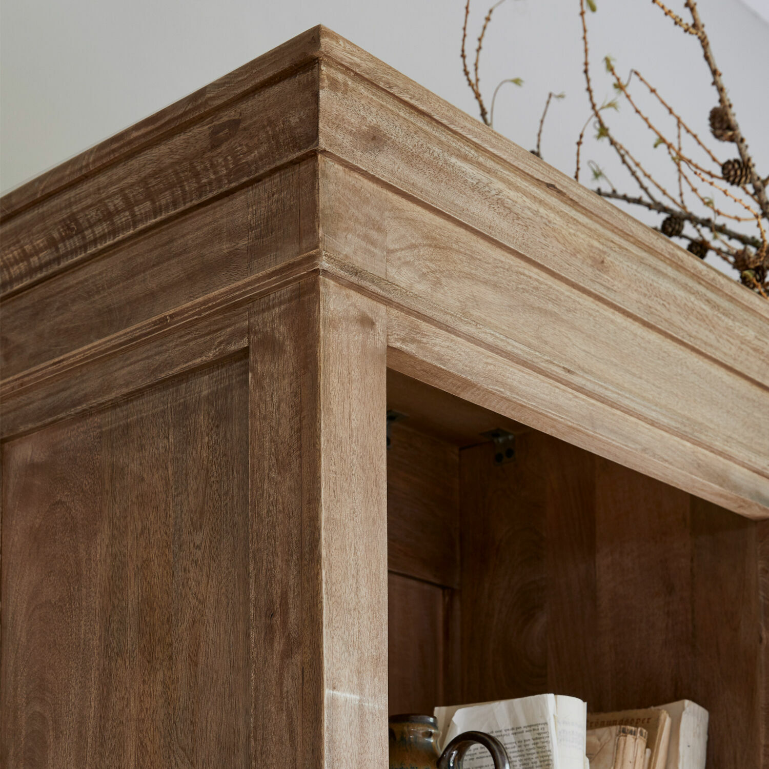 Natürliches Holzregal mit sichtbarer Maserung und dekorativen Büchern im rustikalen Stil