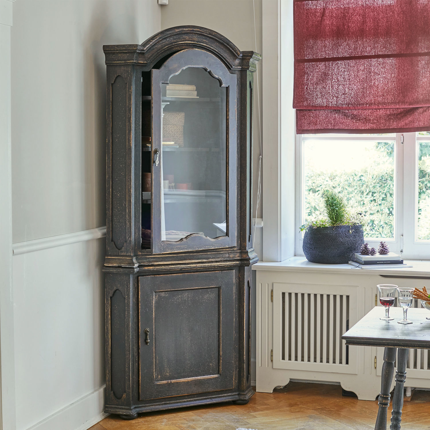Schwarze Eckvitrine aus Holz mit Glastür und antik wirkender Oberfläche für Wohnzimmer