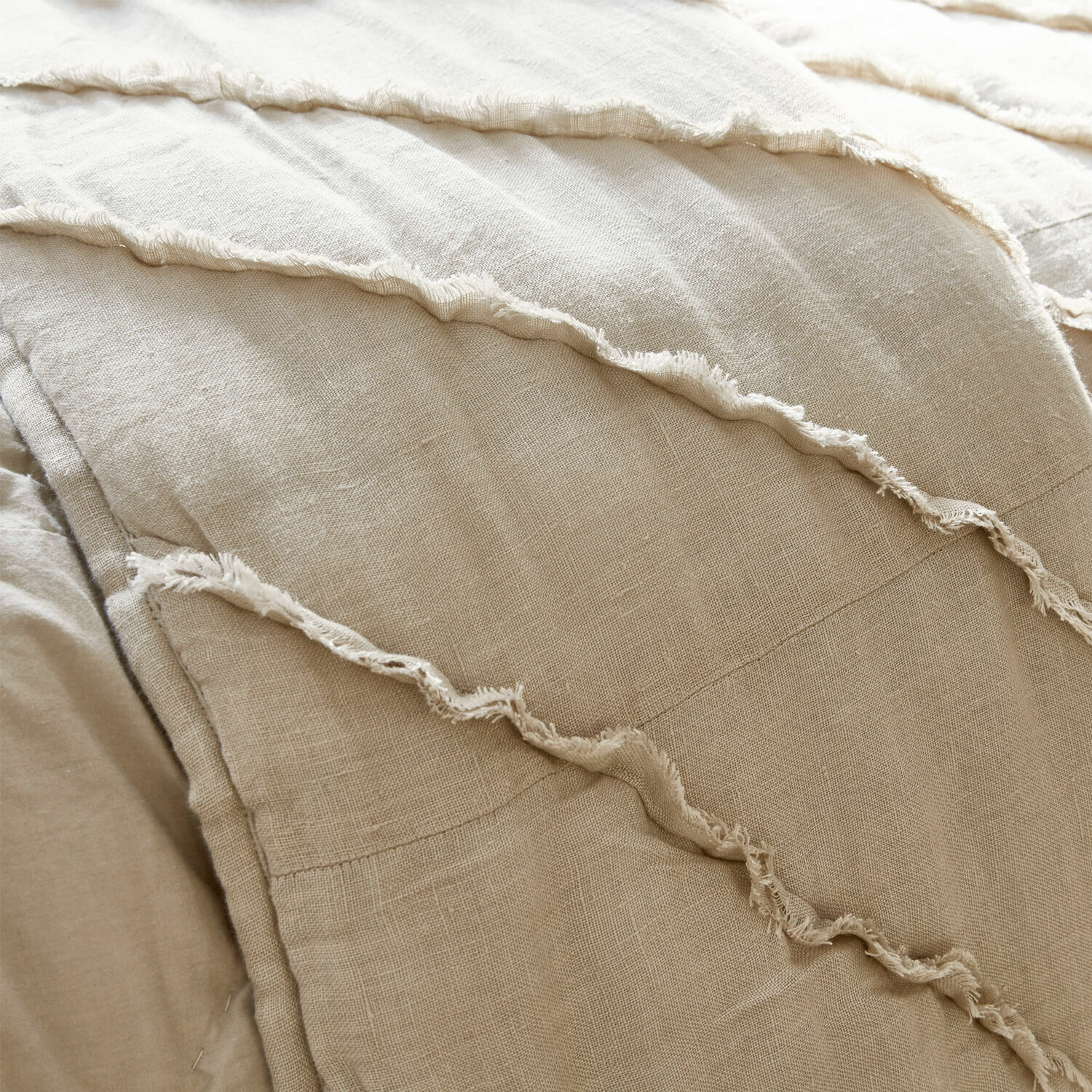 Beige Leinenstoff mit dekorativen Rüschen, natürlicher Stoff für Wohnaccessoires