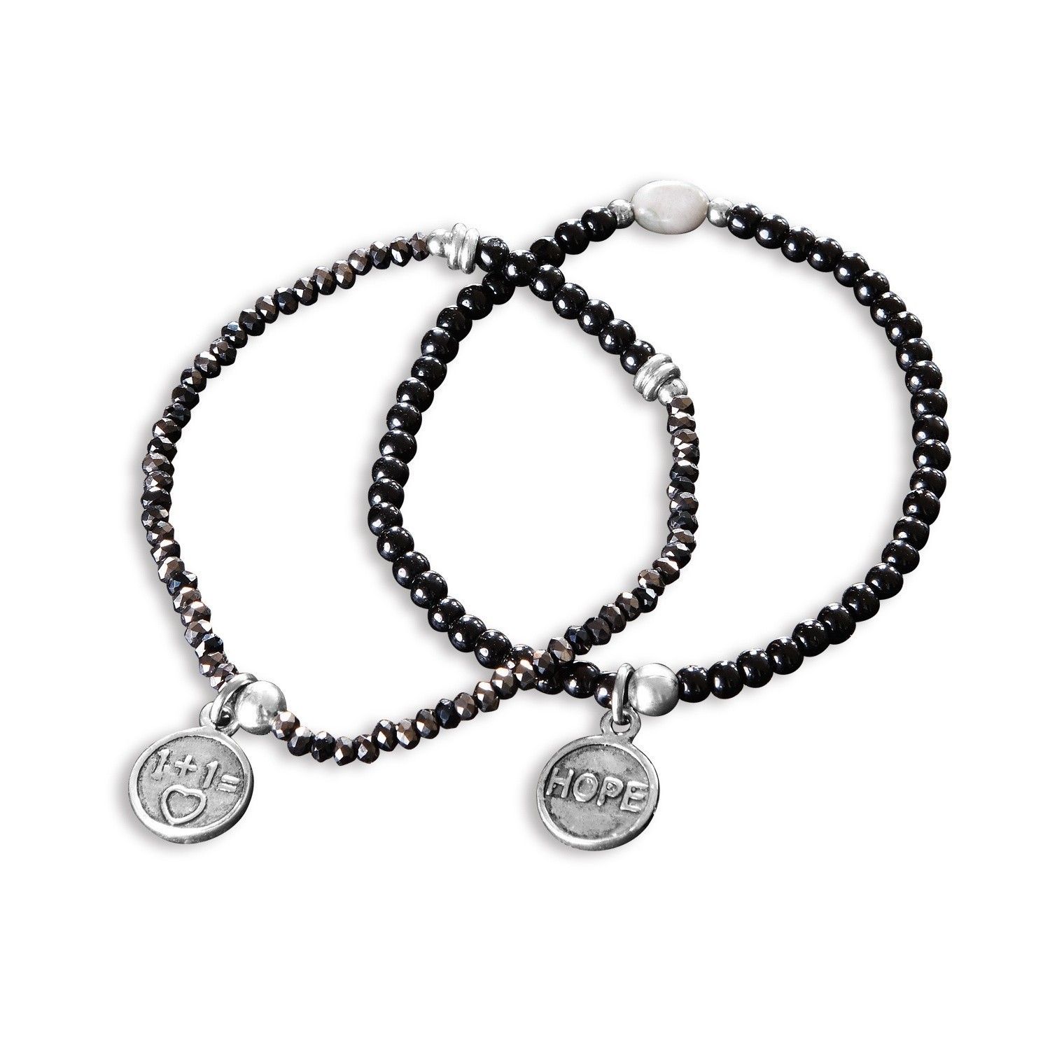 Set aus zwei Armbändern mit schwarzen und silbernen Perlen und Anhängern mit Schrift und Herzsymbol