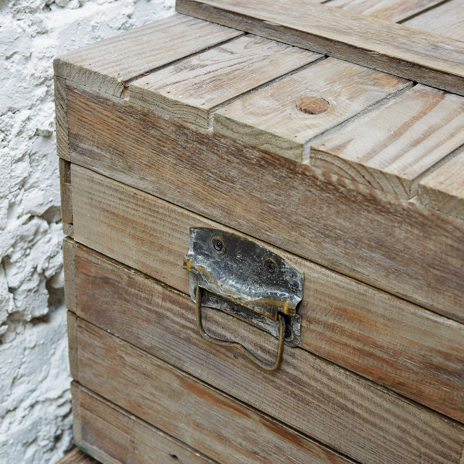 Holztruhe in natürlichem Hellbraun mit Metallgriff für rustikalen Stauraum und Dekor