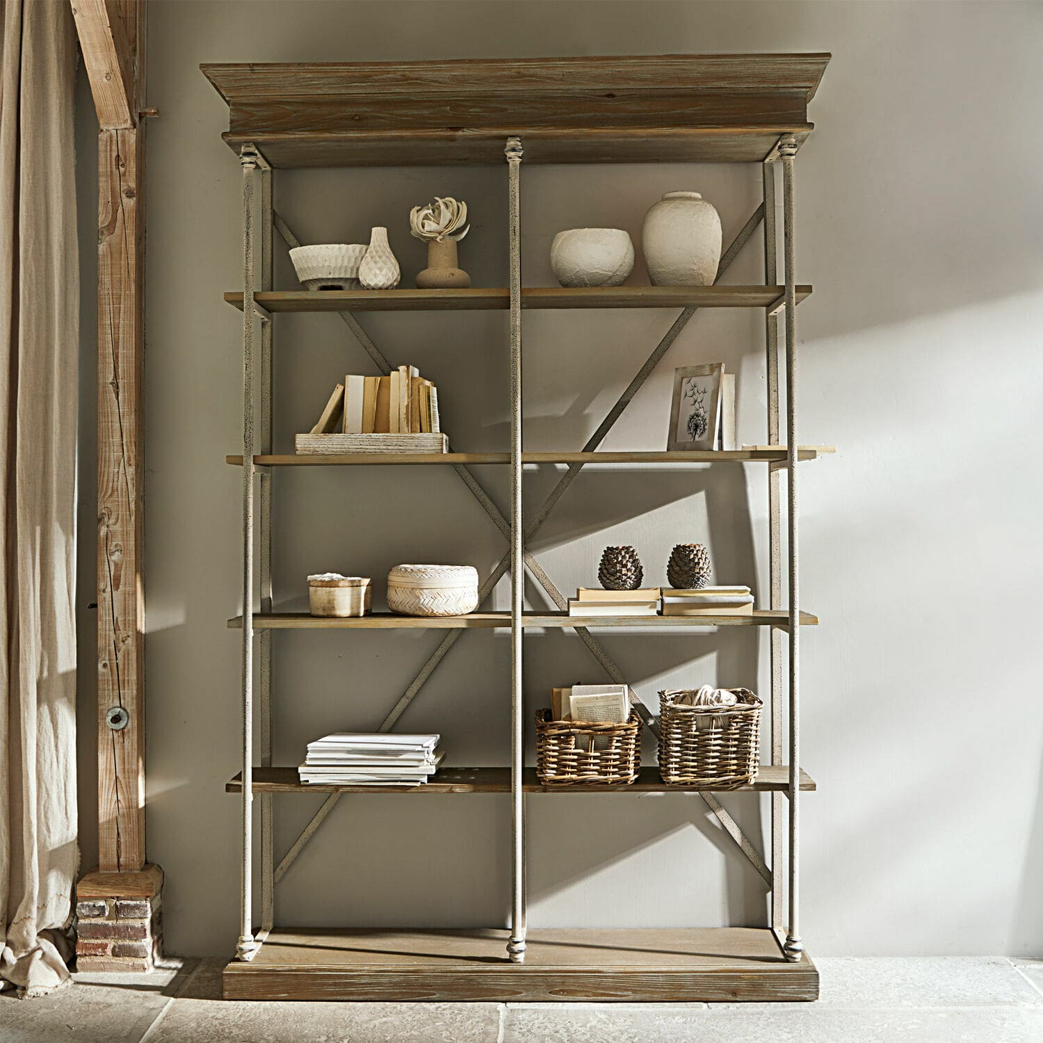 Vintage Regal aus Holz und Metall mit Dekorationen und Büchern, stilvolles Wohnzimmermöbel