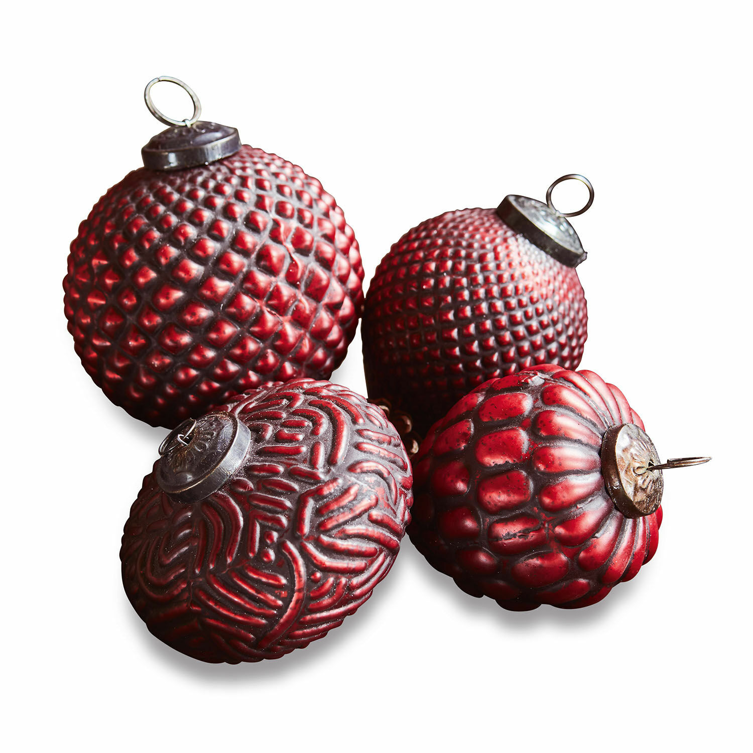 Weihnachtsschmuck 4er Set Meyen Vier rote Weihnachtskugeln mit verschiedenen Strukturen und Metallhaken für festliche Deko