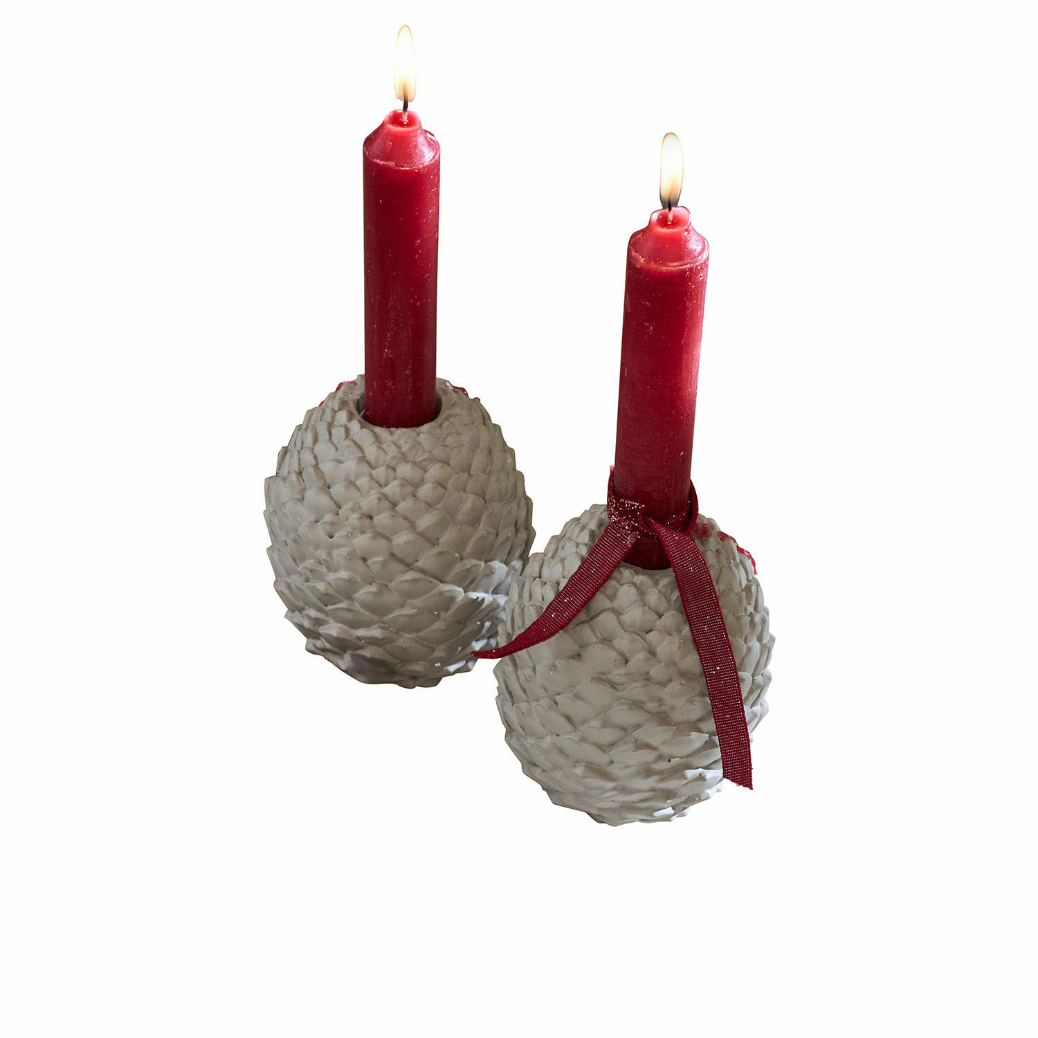 Kerzenständer 2er Set Rianora Zwei graue Kerzenhalter in Zapfenoptik mit brennenden roten Kerzen und rotem Band