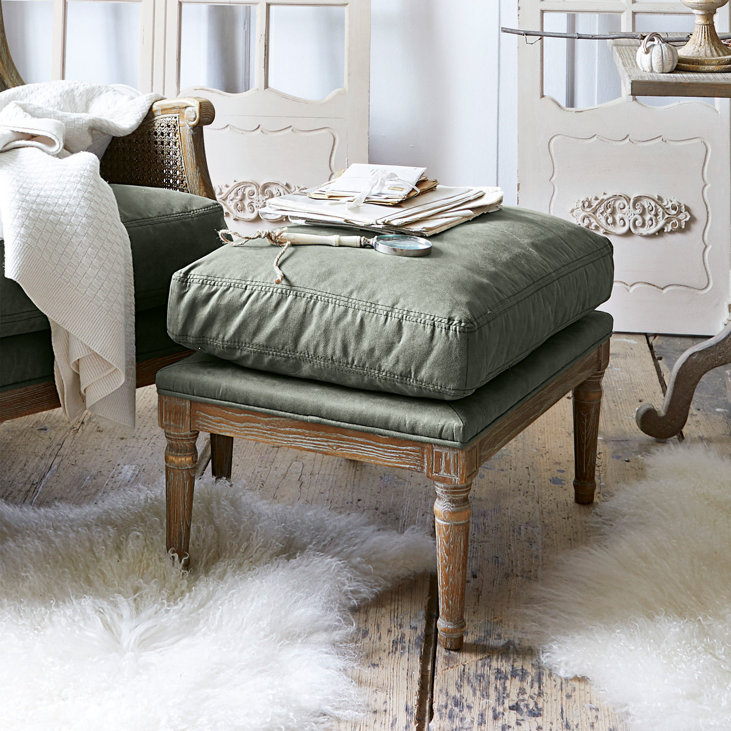 Hocker Greenbrier Hocker mit Holzrahmen und grünem Stoffpolster im gemütlichen Vintage-Wohnzimmer