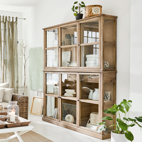 Holzvitrine mit Glastüren in natürlicher Farbe, rustikaler Wohnzimmerschrank mit Stauraum