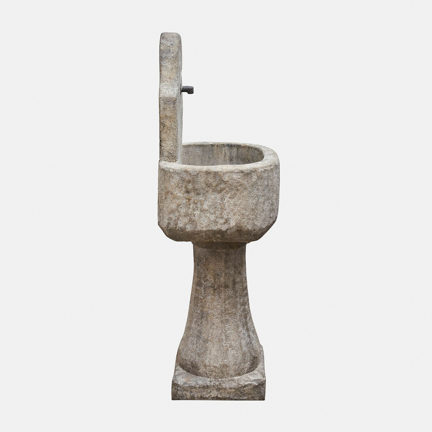 Grauer Steinumwaschbecken auf Sockel mit einfachem Wasserhahn, rustikales Gartendesign