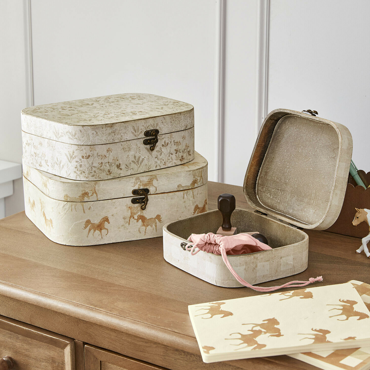 Box 3er Set Windermay Drei dekorative Papierboxen in Beige mit Pferde- und Blumenmotiven auf einem Holztisch