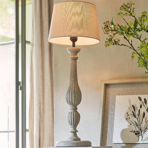 Tischlampe mit beigem Lampenschirm und grauer Holzbasis, stilvolle Wohnraumdekoration