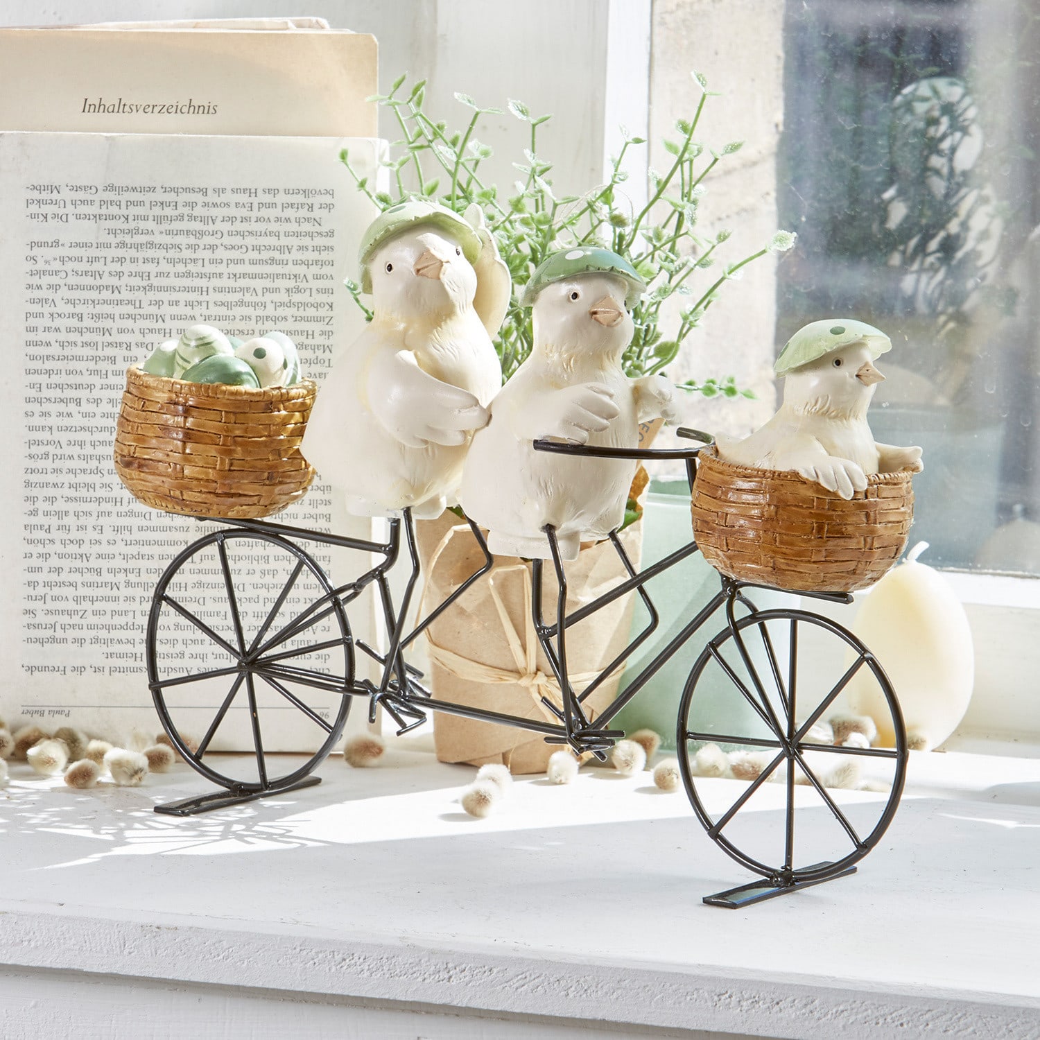 Küken Family Tour Dekoration mit drei weißen Vögeln mit grünen Hüten auf Metallfahrrad mit Korb aus Weide