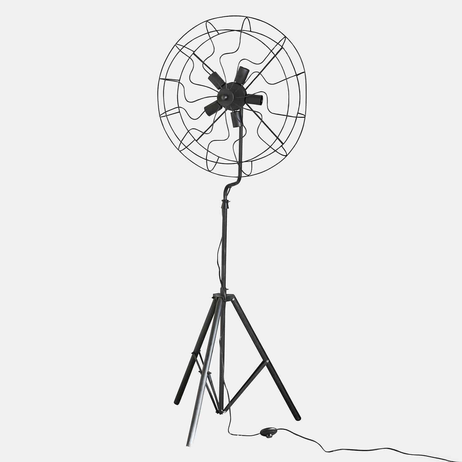Schwarzer Standventilator mit Metallgitter und Geschwindigkeitsregler auf stabilem Dreibein