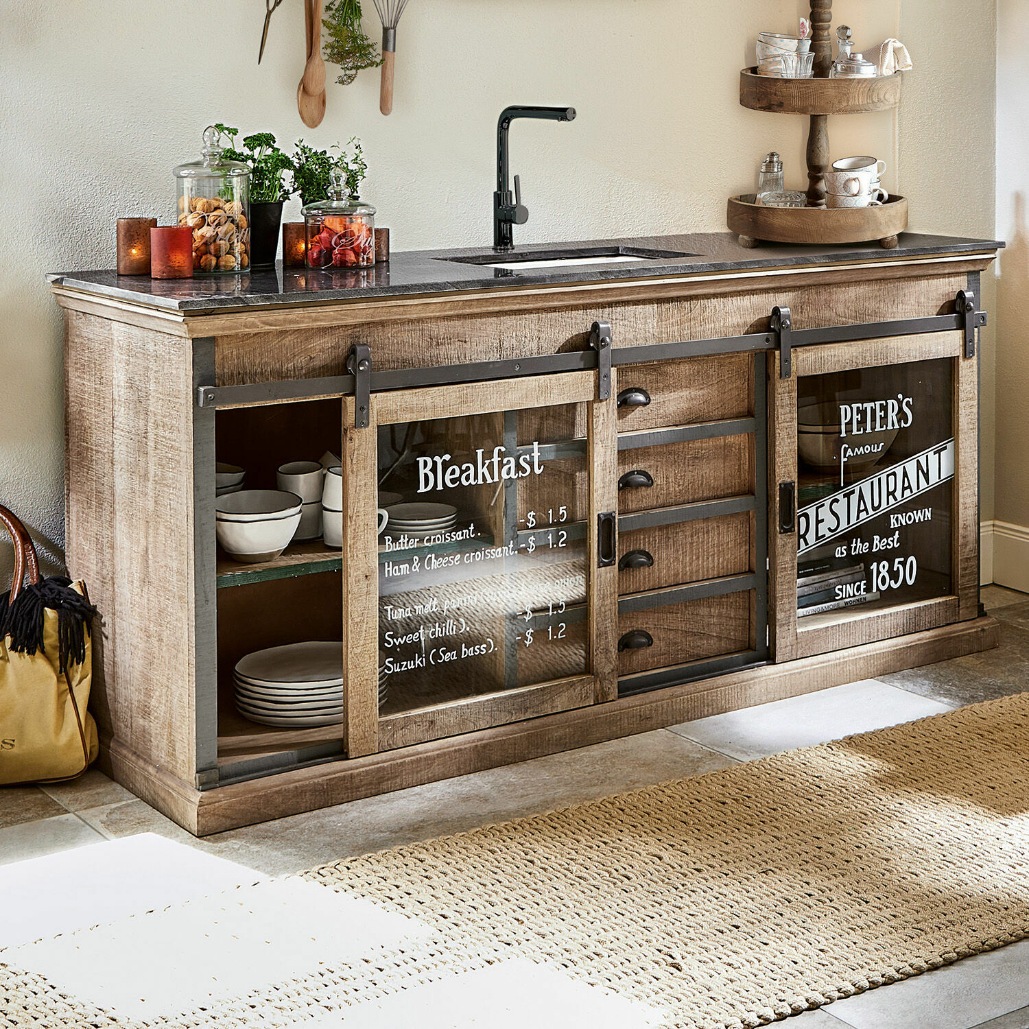 Holz-Küchenschrank mit schwarzer Arbeitsplatte und Glastüren mit Frühstücksmenü-Aufdruck