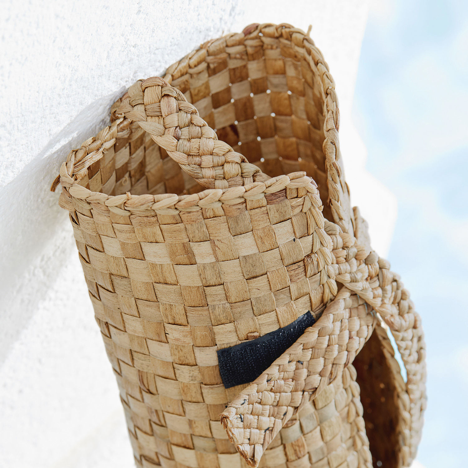 Handgeflochtene Tasche aus natürlichem hellbraunem Material mit Schulterriemen, Boho-Stil