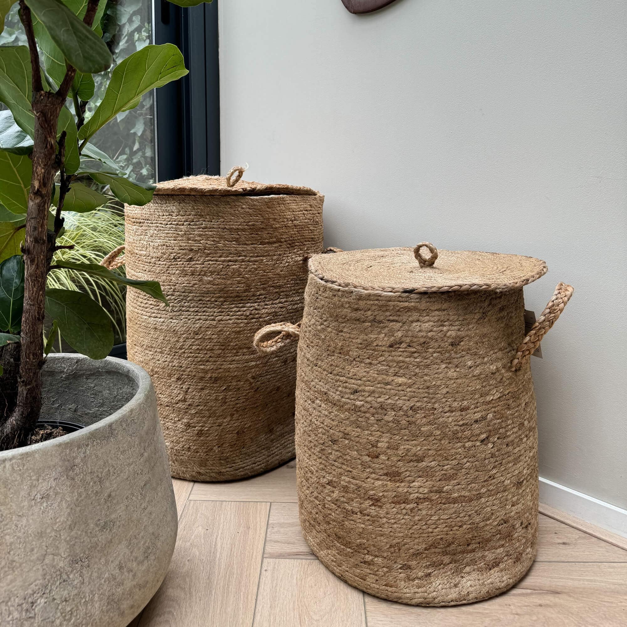 Zwei natürliche Jute-Körbe mit Deckeln und Griffen, beige, zur Aufbewahrung im Wohnbereich