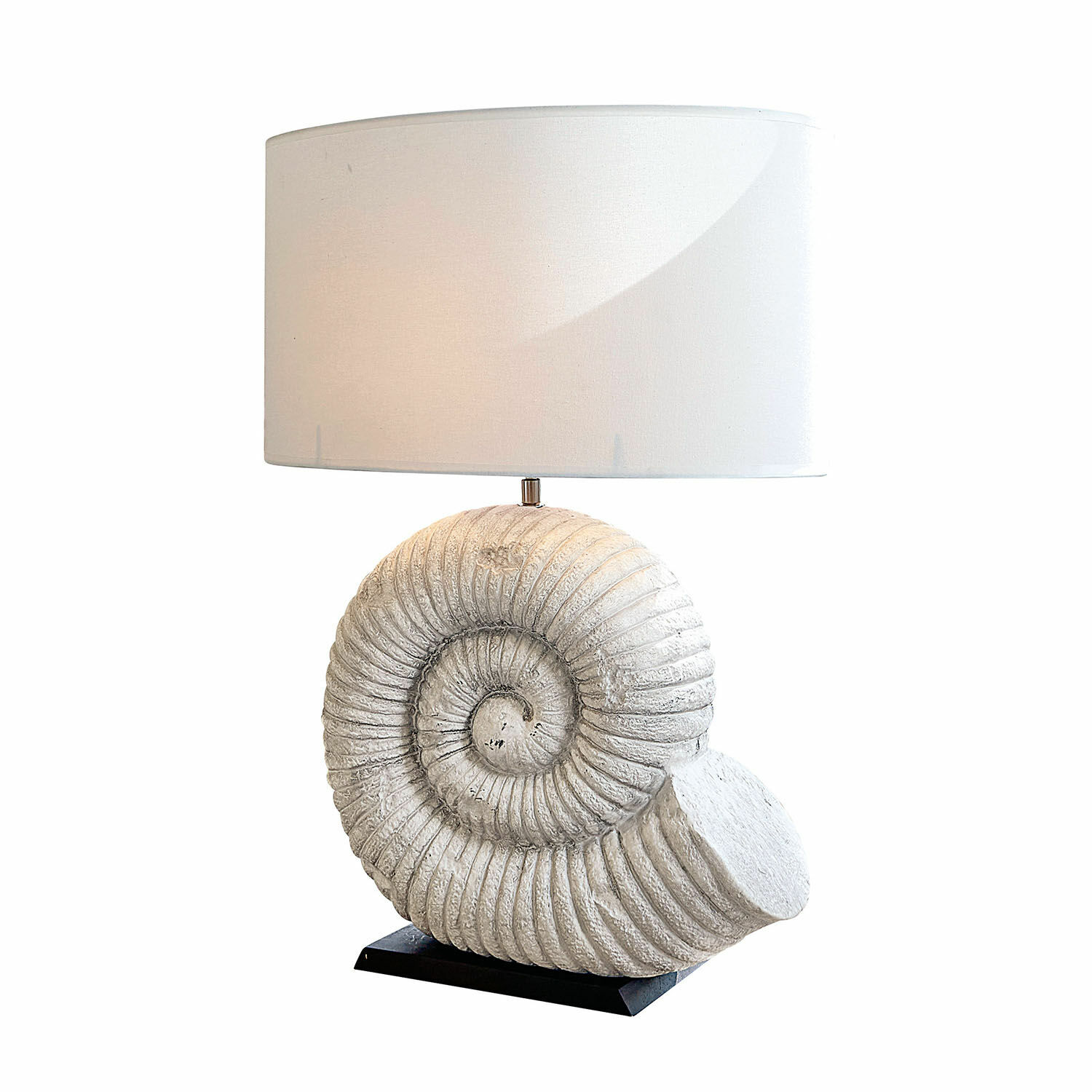 Tischlampe mit weißem Stoffschirm und steinerner Muschelform als Sockel, dekorative Wohnraumleuchte
