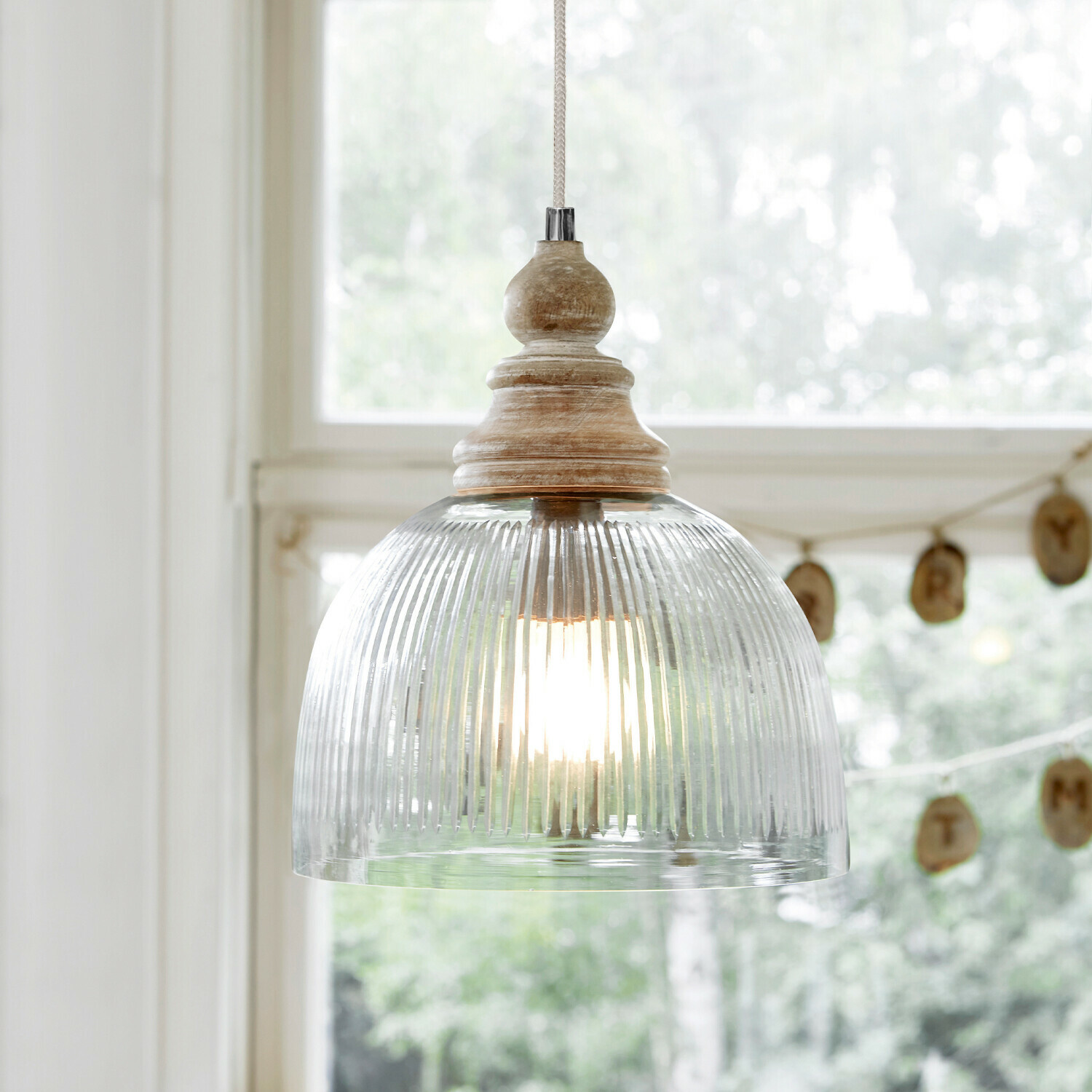 Hängelampe Lezáun Hängelampe aus transparentem geriffeltem Glas und Holz in Naturfarbe für Vintage-Interieur
