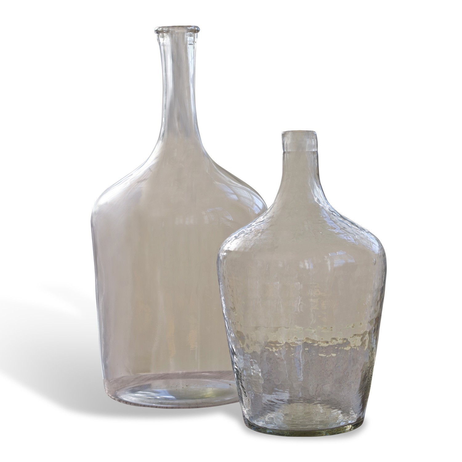 Set aus zwei transparenten Glasflaschen in verschiedenen Formen und Strukturen als Dekoration