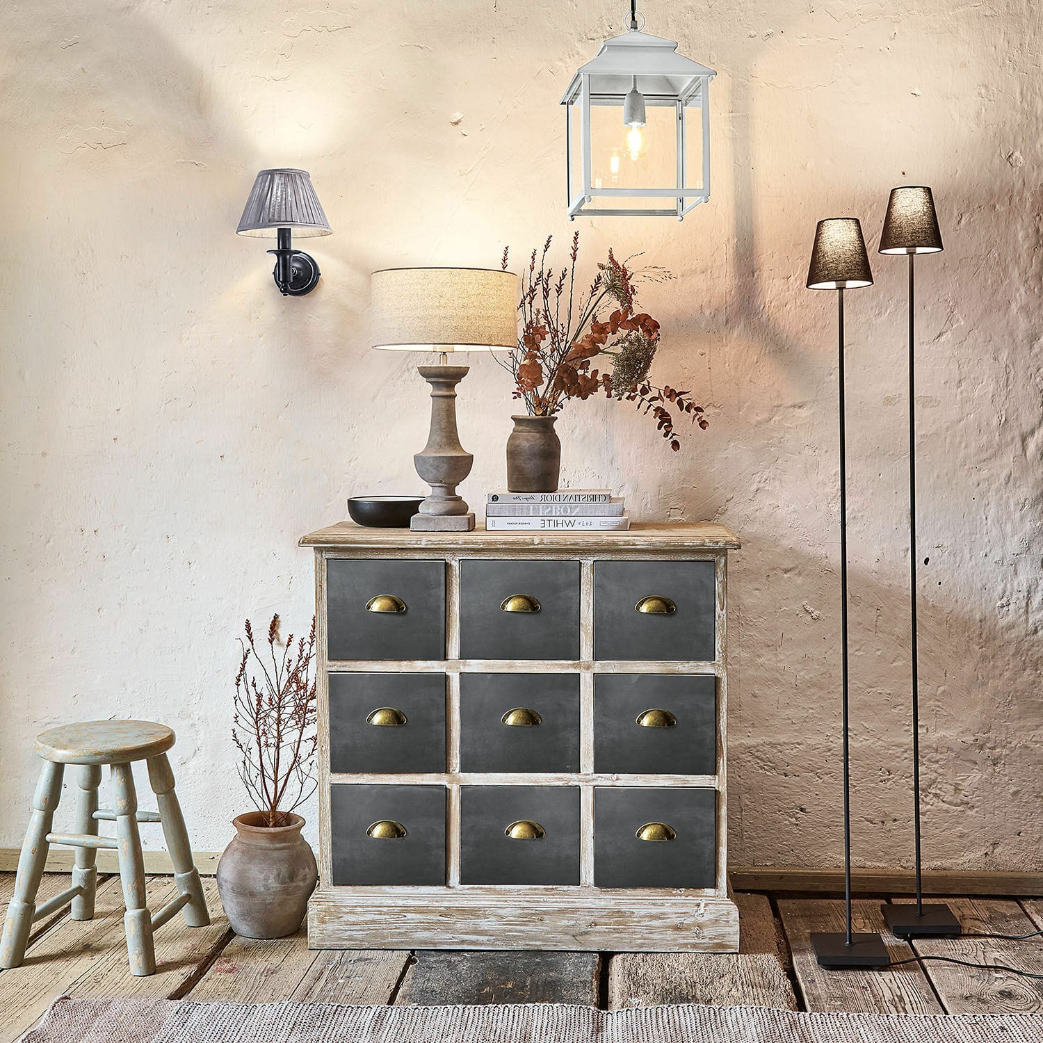 Vintage Kommode aus Holz und Metall mit 9 Schubladen und Messinggriffen in rustikalem Raum