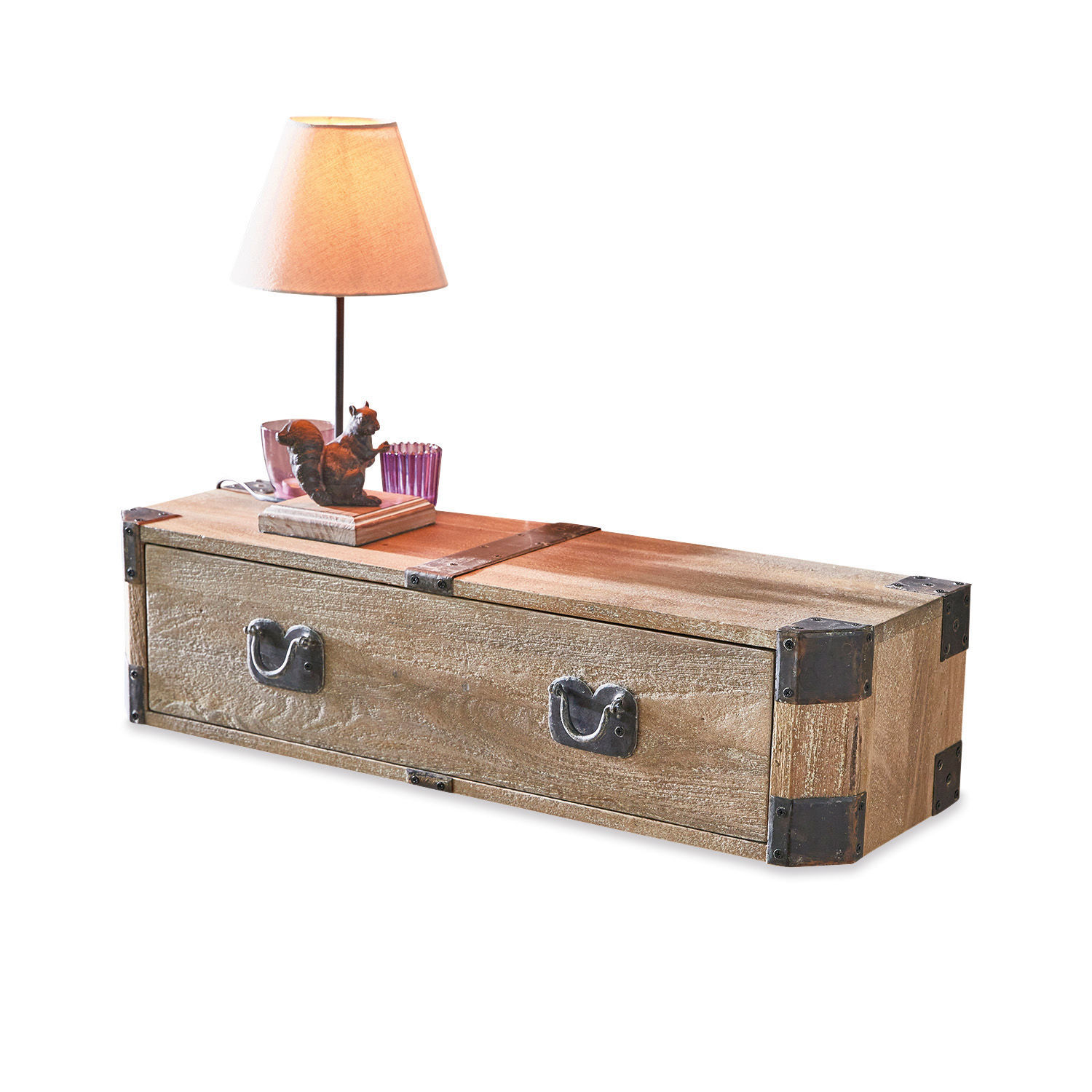Holztruhe mit Metallbeschlägen und Griffen, dekoriert mit Lampe und Eichhörnchenfigur