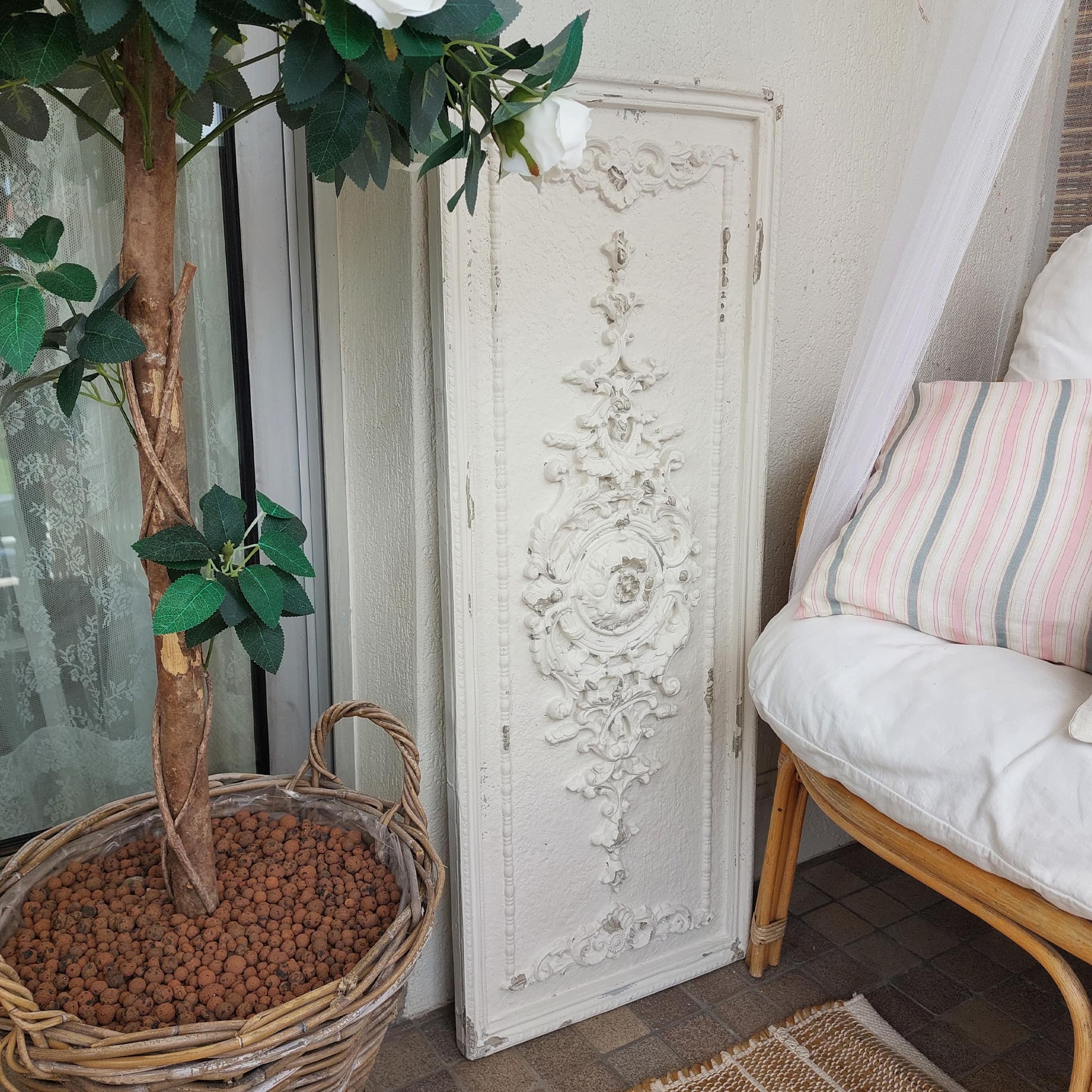 Weißes dekoratives Wandpaneel mit Vintage-Ornament für Innen- und Außenbereich
