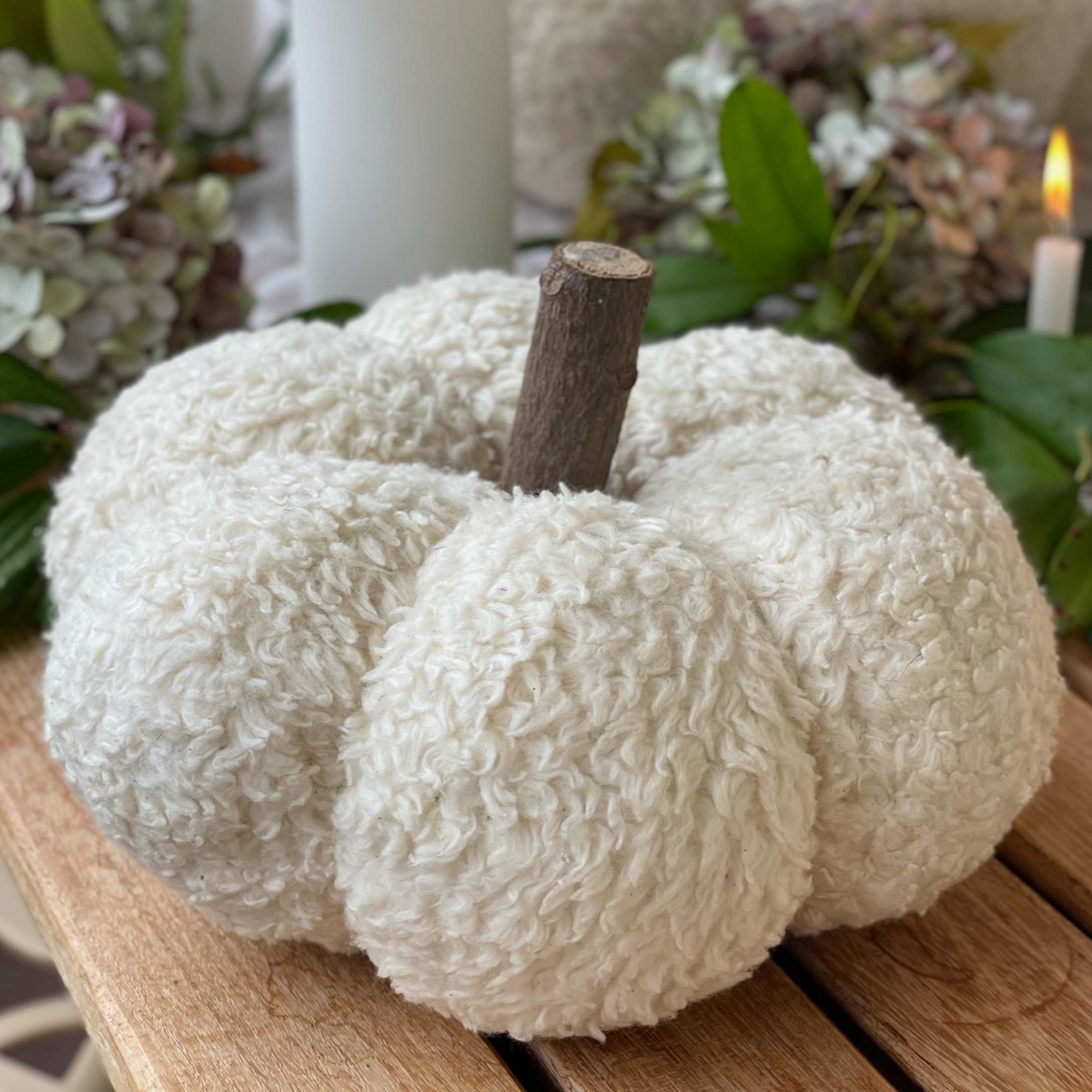 Dekorative weiße Stoff-Kürbis mit Holzstiel als herbstlicher Tischschmuck