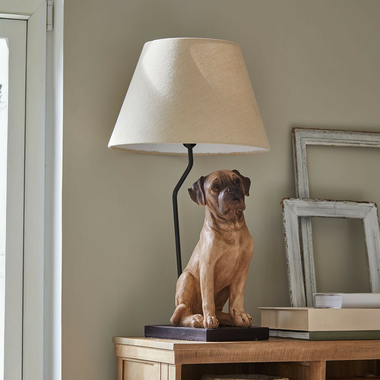 Tischlampe mit beigem Lampenschirm und brauner Hundefigur als Sockel, Wohnaccessoire