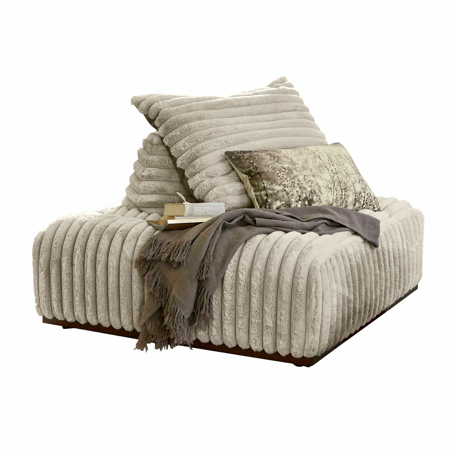 Beiger Plüschsessel mit Kissen und grauem Plaid, gemütliches Wohnzimmermöbel