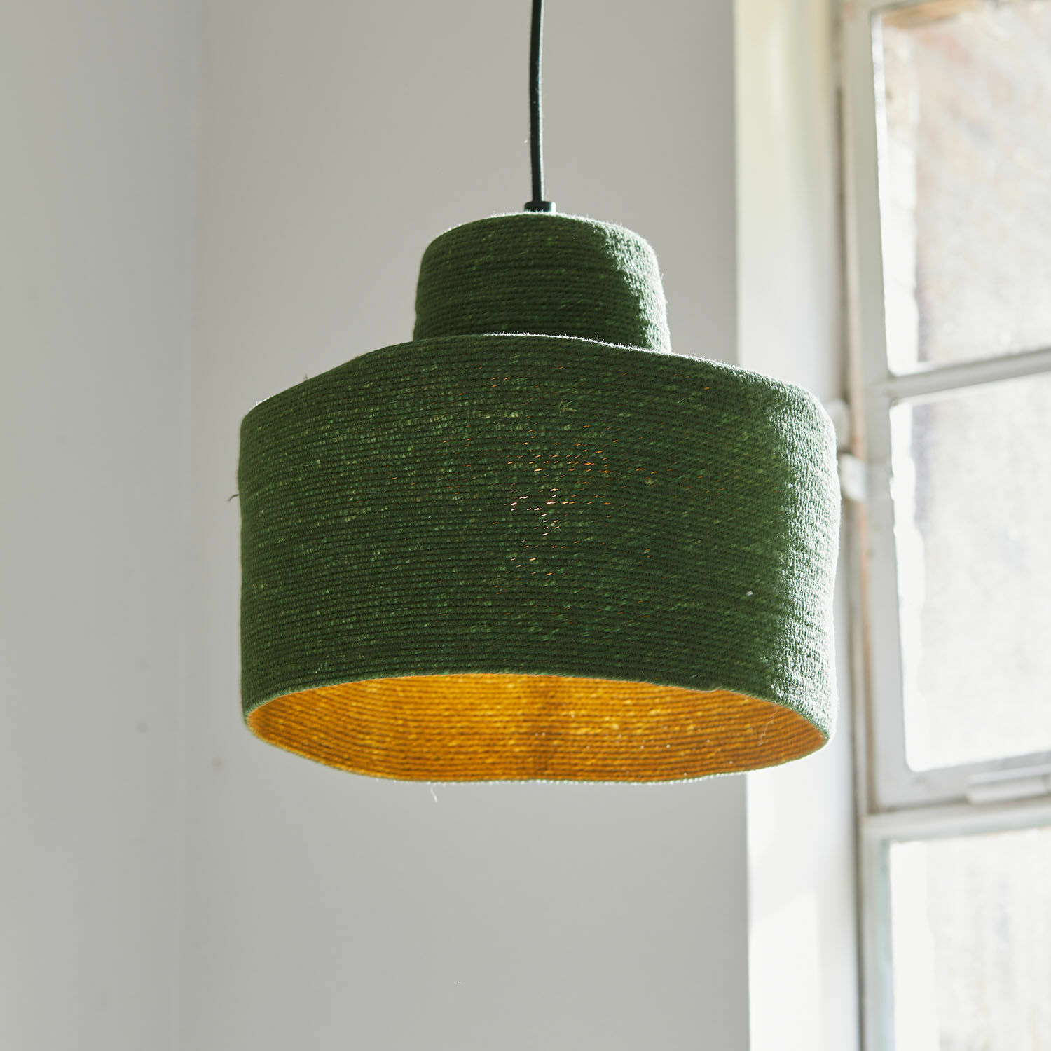 Hängelampe Frostrup Grüne Hängeleuchte aus Naturseil mit gelbem Innenraum, dekorative Deckenlampe für Wohnzimmer