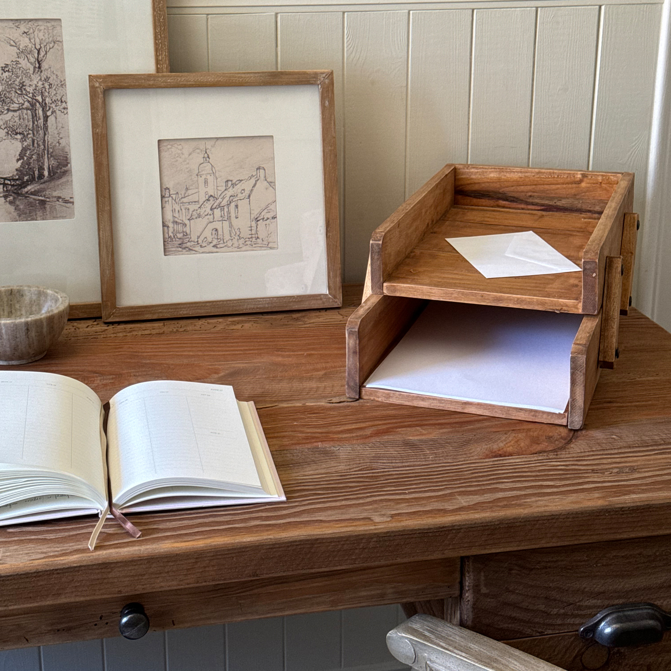 Holz-Organizer mit zwei Ablagen und weißem Umschlag, rustikaler Stil und natürliche Holzfarbe