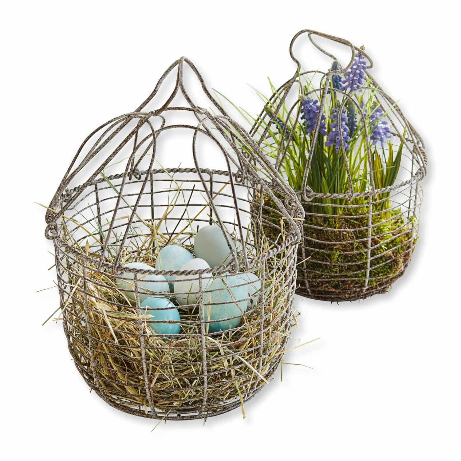 Vintage Metallkorb mit Gras und blauen Eiern als Frühlingsdekoration im Landhausstil