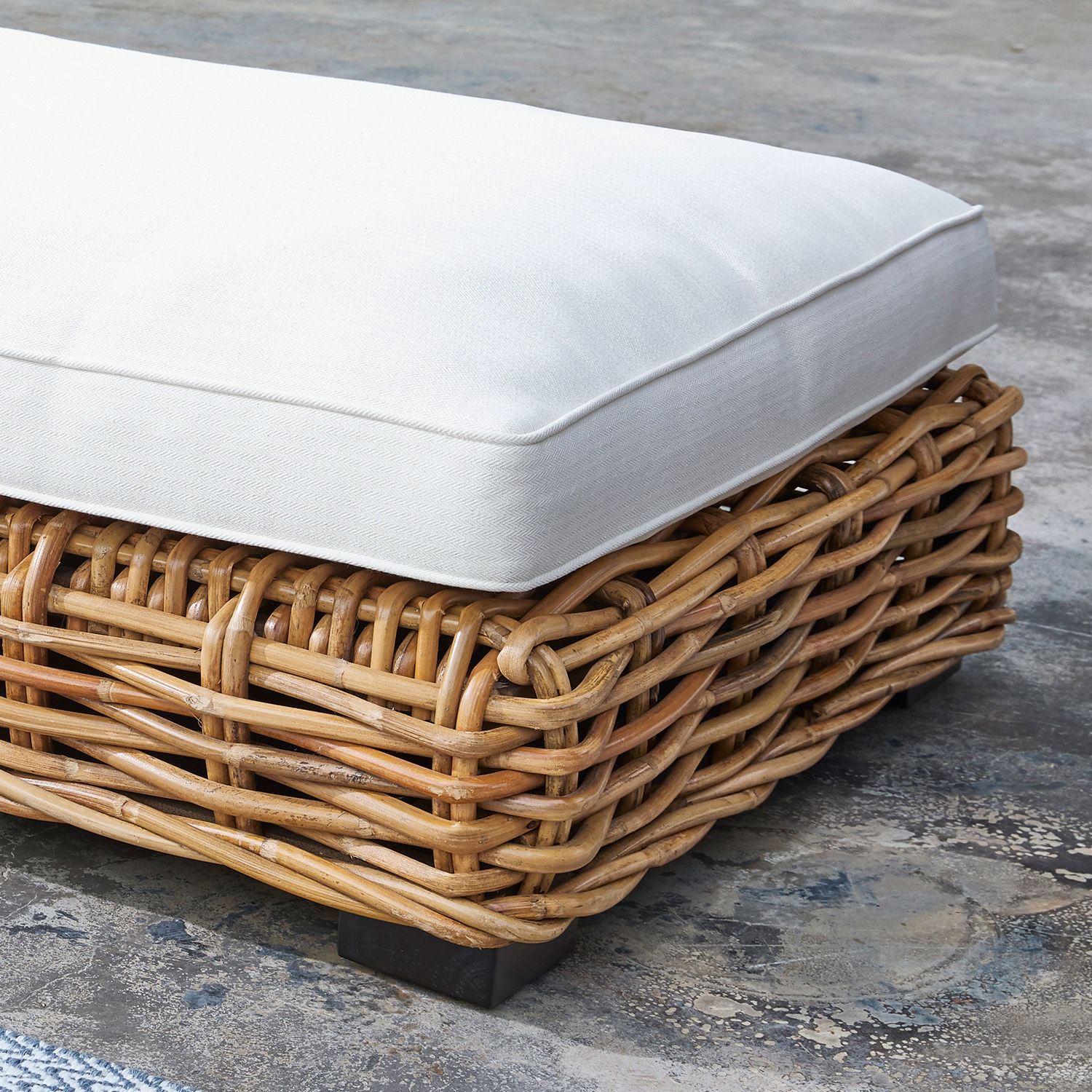 Rattan-Hocker mit weißem Stoffkissen, gemütliches Sitzmöbel für Wohnzimmer und Garten