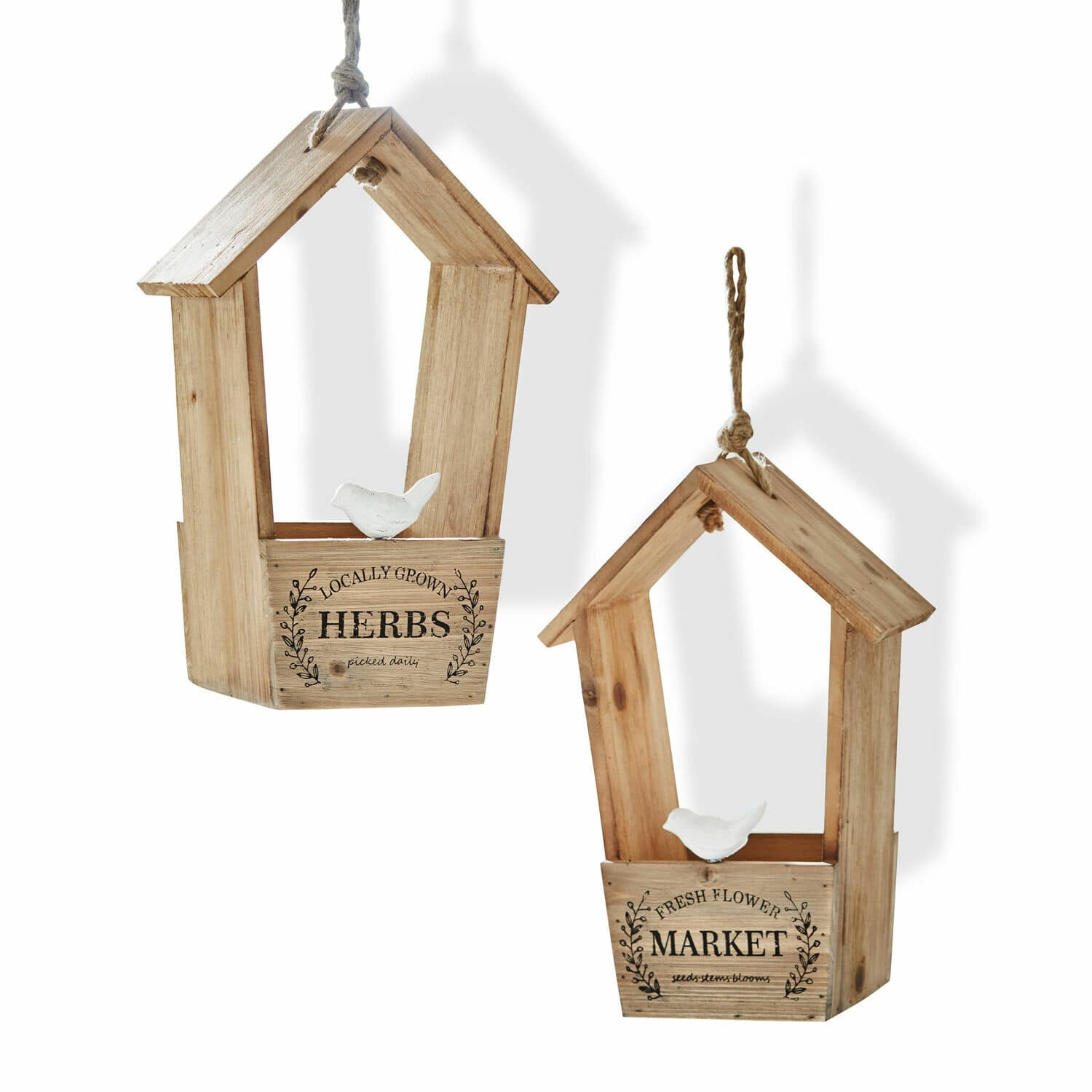 Hängende Holzdekorationen in Hausform mit weißen Vögeln und Schriftzügen für Kräuter und Blumenmarkt