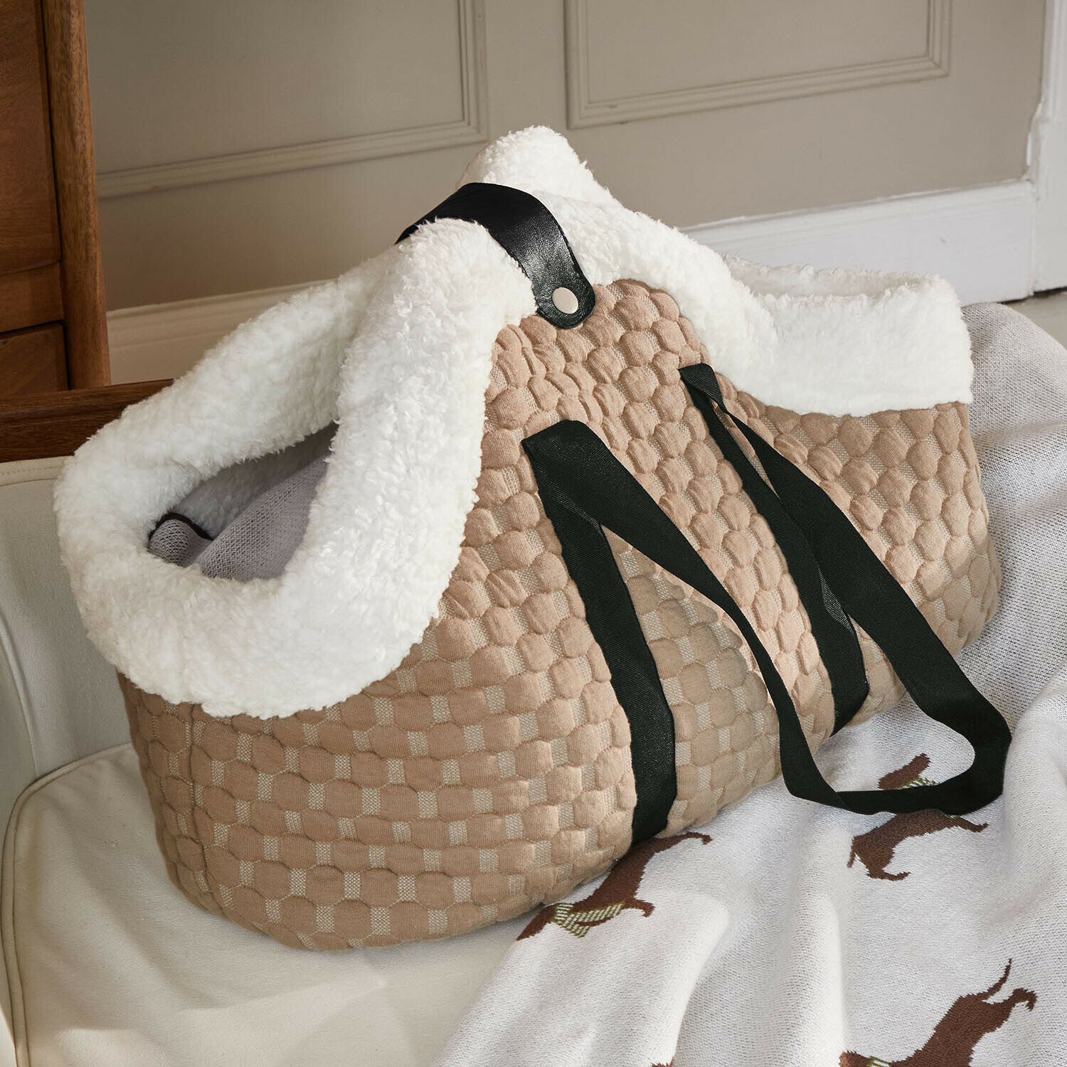Haustiertasche Brisette Beige gesteppte Tasche mit weißem Fellbesatz und schwarzen Griffen für den Alltag
