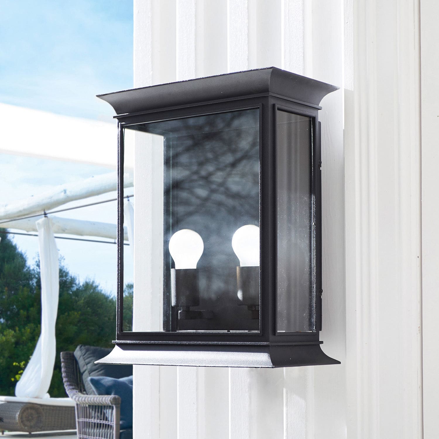 Schwarze Metall-Wandleuchte mit zwei Glühbirnen und Glasscheiben für Außenbeleuchtung