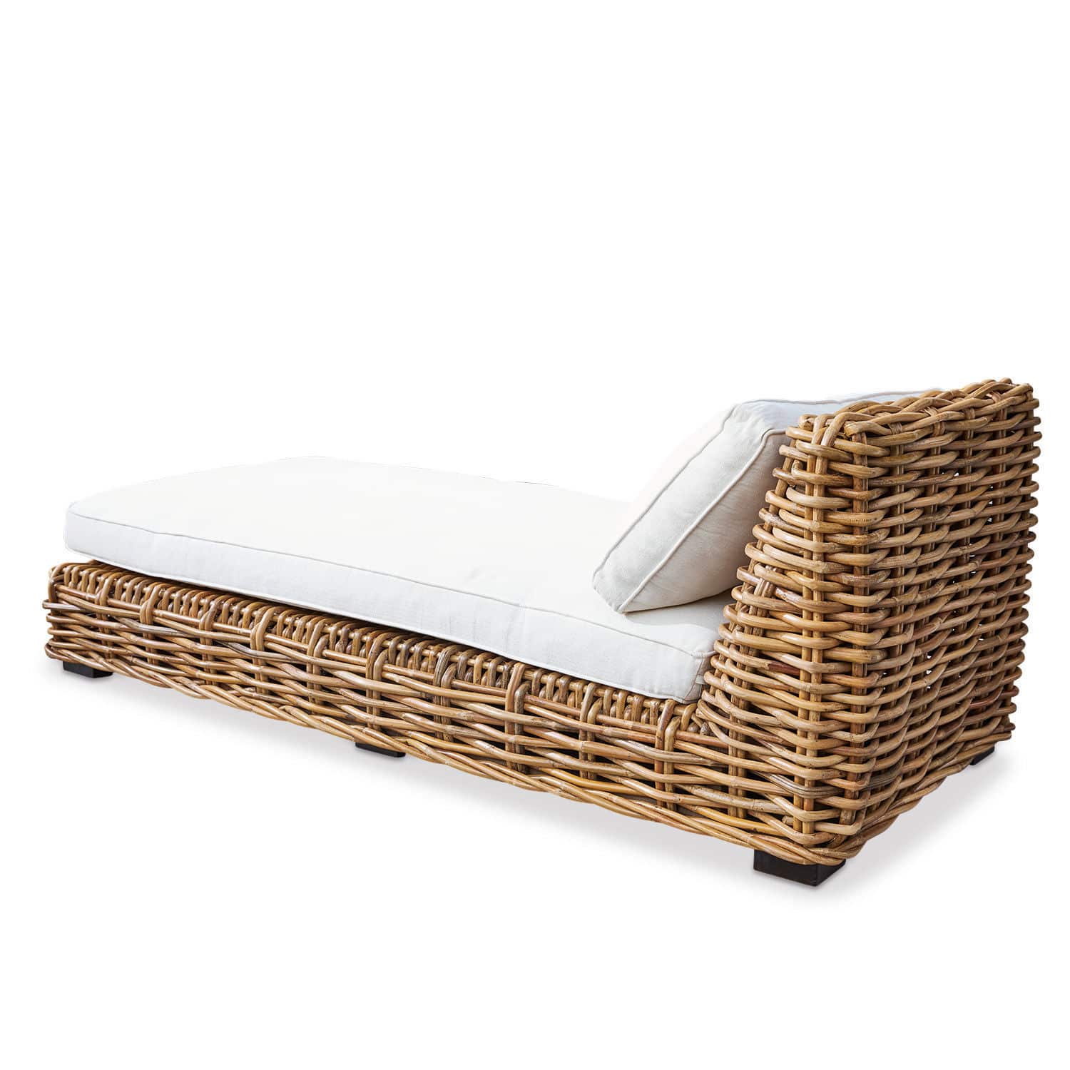 Rattan-Liege mit weißem Polster, bequeme Sitzgelegenheit für Wohnzimmer oder Garten