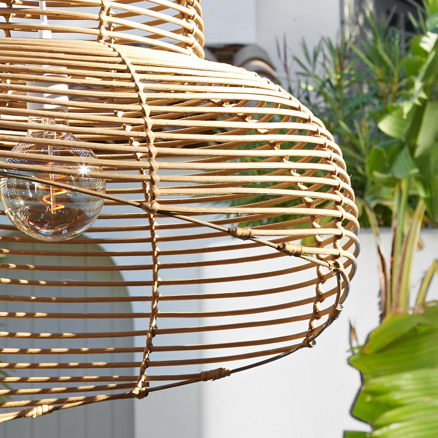 Hängelampe aus natürlichem Rattan in hellem Braun, geeignet für Innen- und Außenbereiche