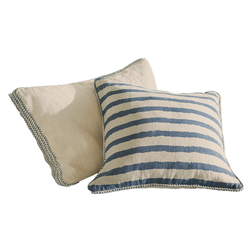 Set aus zwei Baumwollkissen in Beige mit blauen Streifen, dekorative Wohnaccessoires für das Wohnzimmer