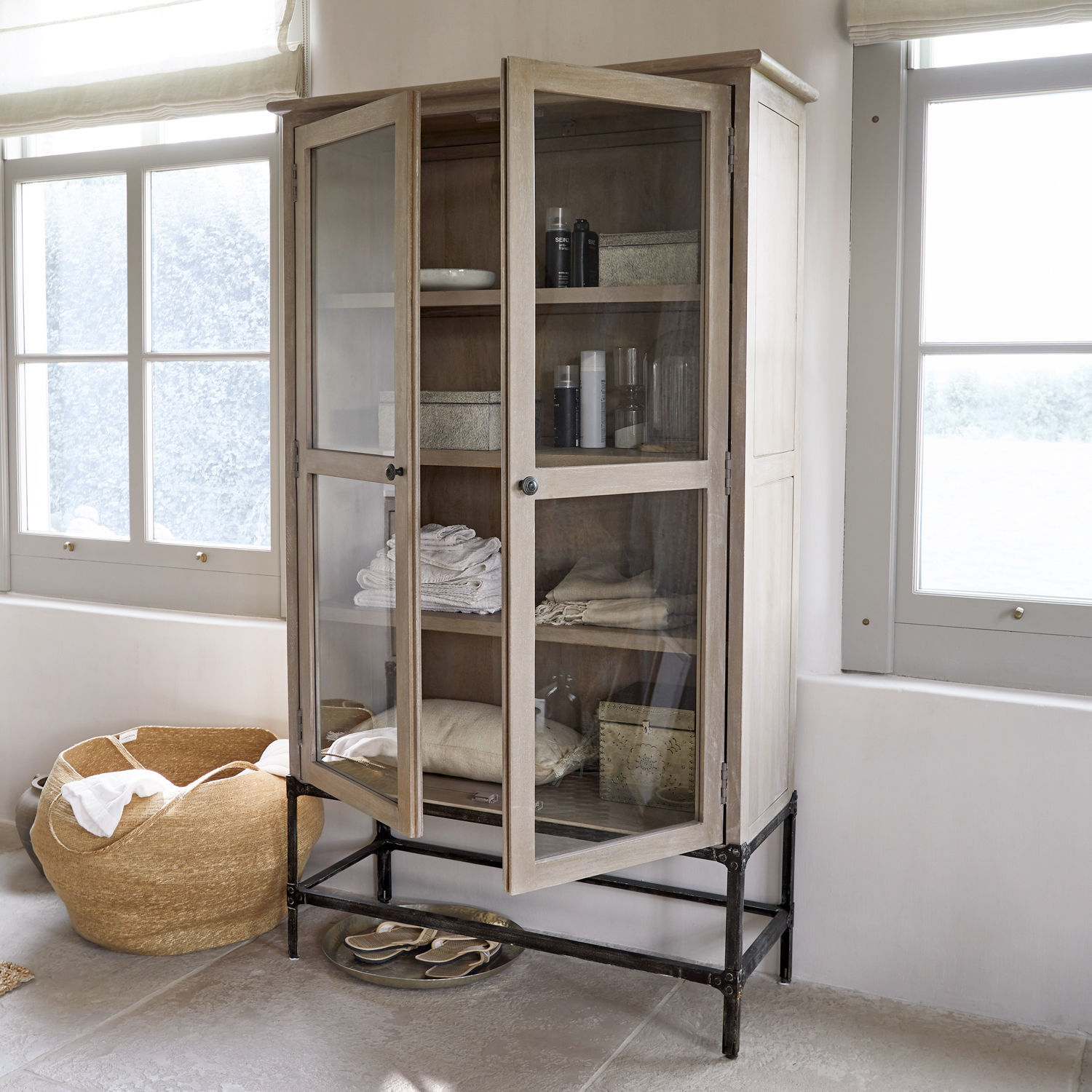 Helle Holz-Metall-Vitrine mit Glastüren, ideal zur Aufbewahrung von Textilien und Dekorationen