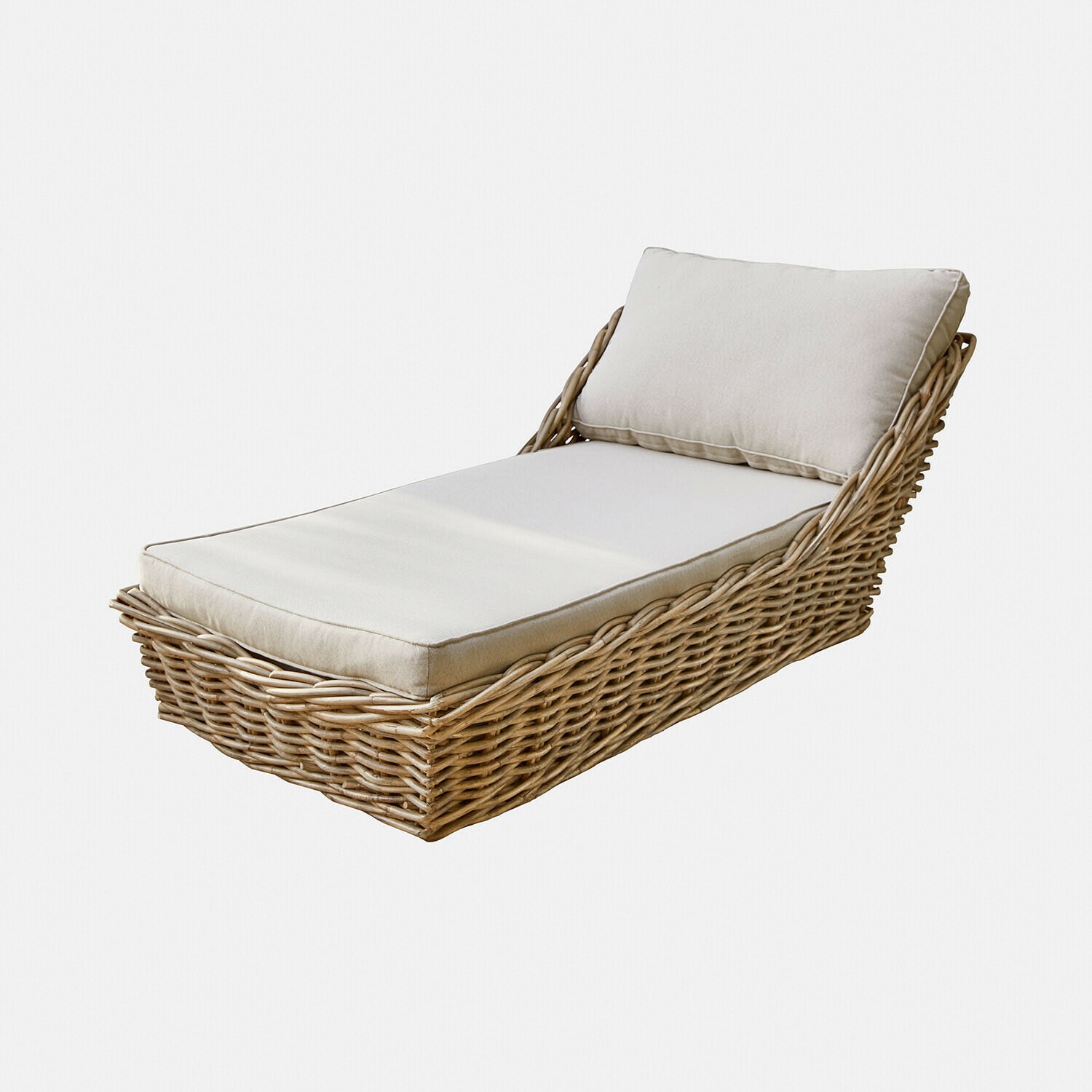 Rattan-Liege mit cremefarbenem Kissen und Polster, bequeme Gartenmöbel zum Entspannen